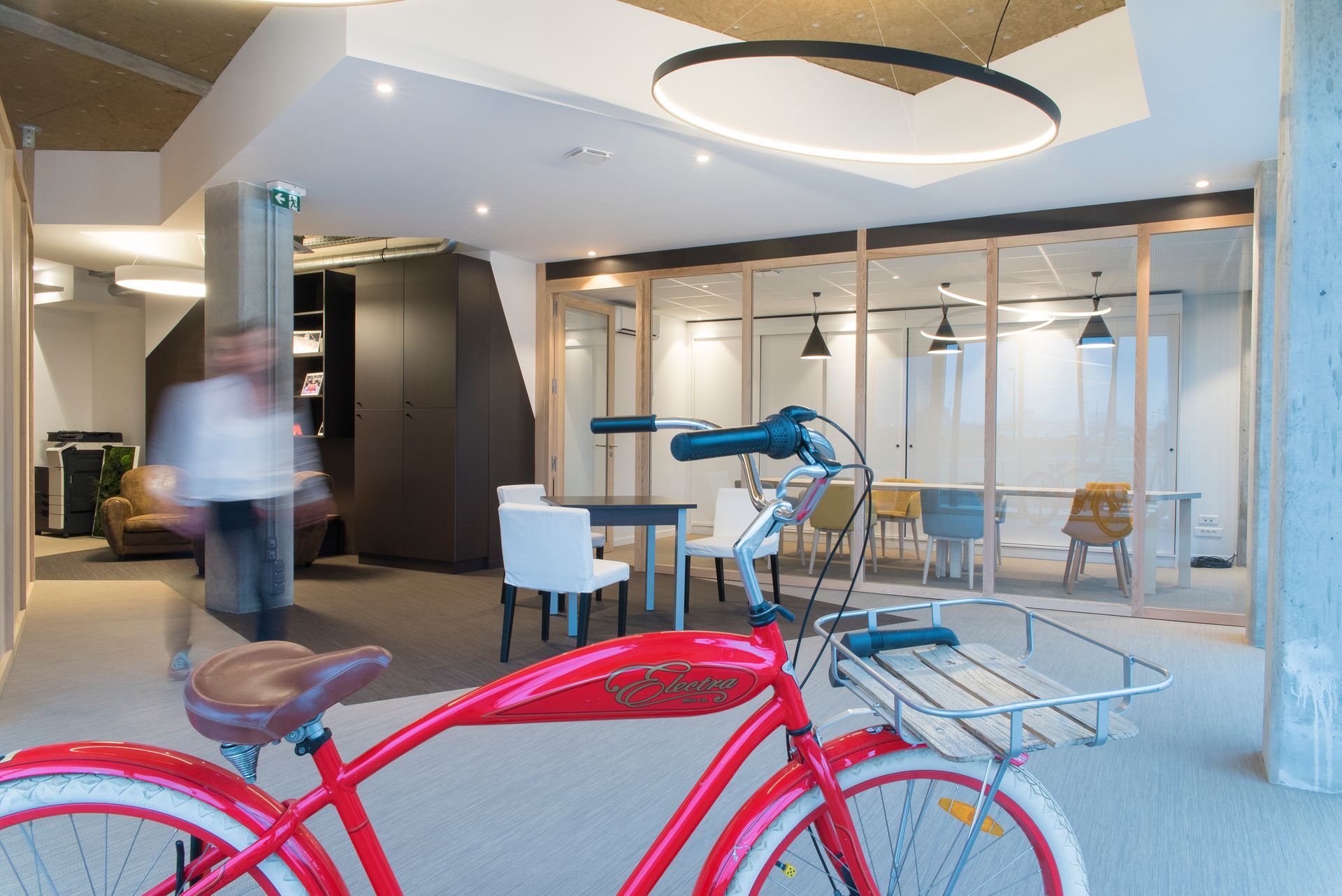 Vélo rose dans bureau