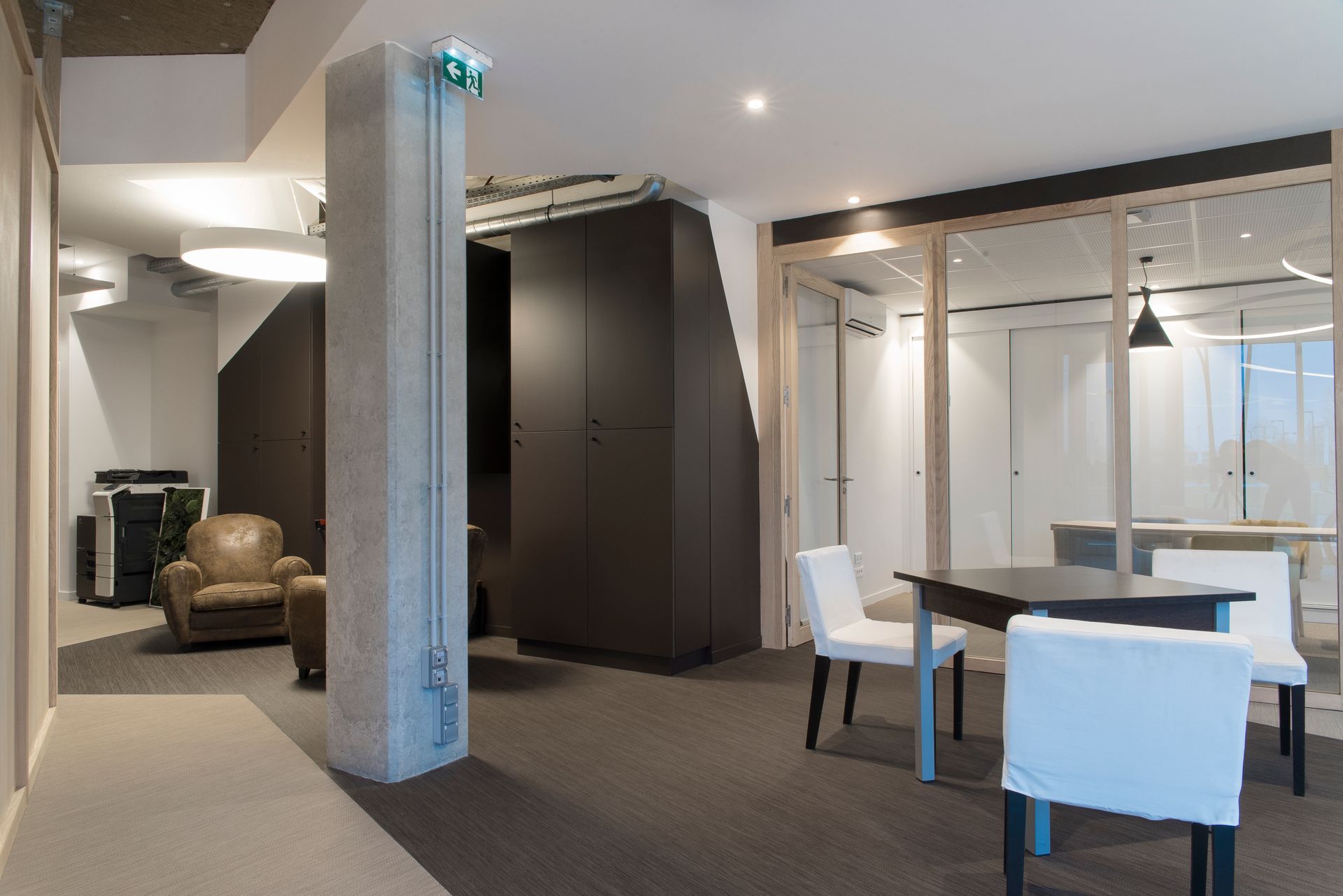 Petite table à manger avec trois fauteuils