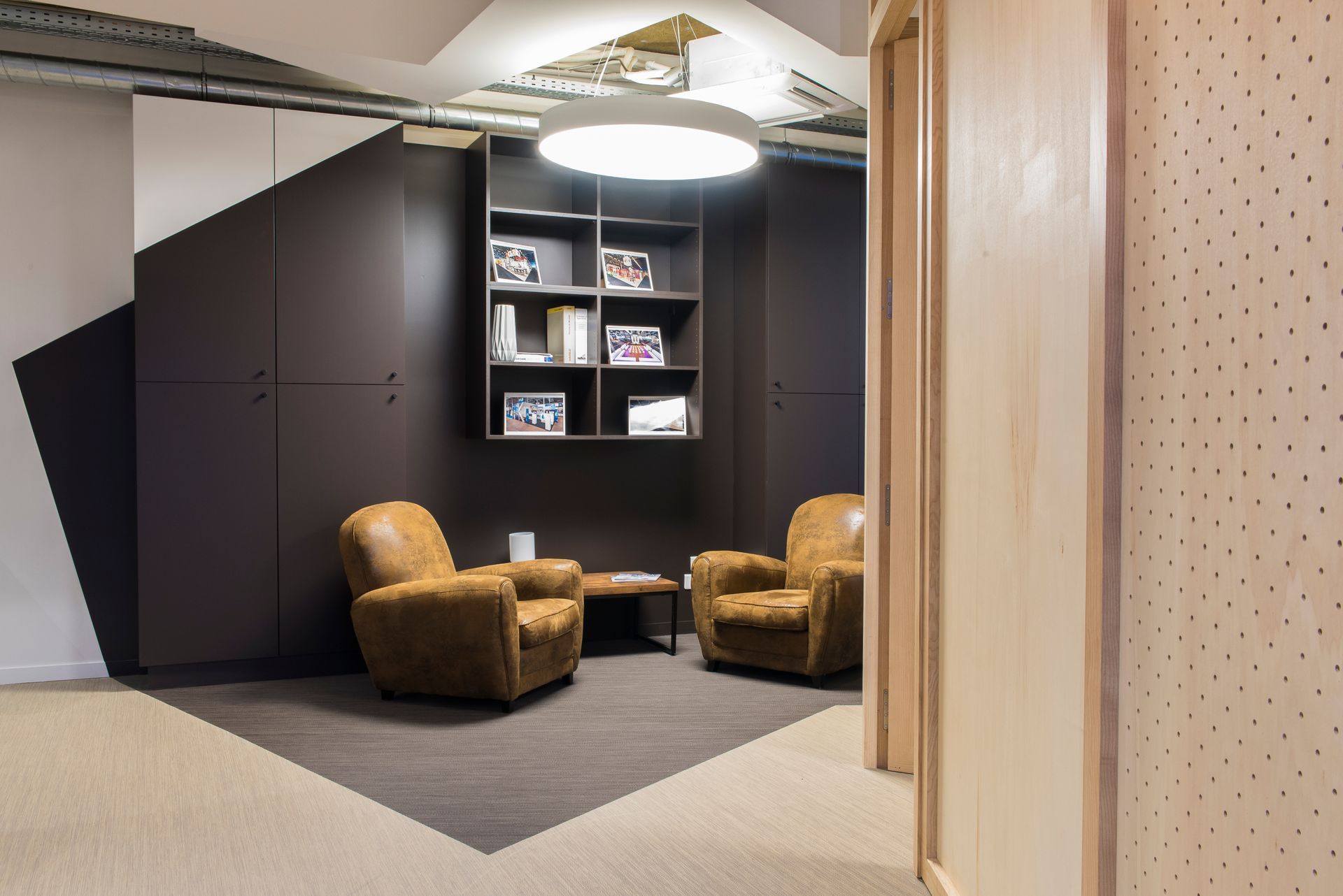 Deux canapés avec bibliothèque