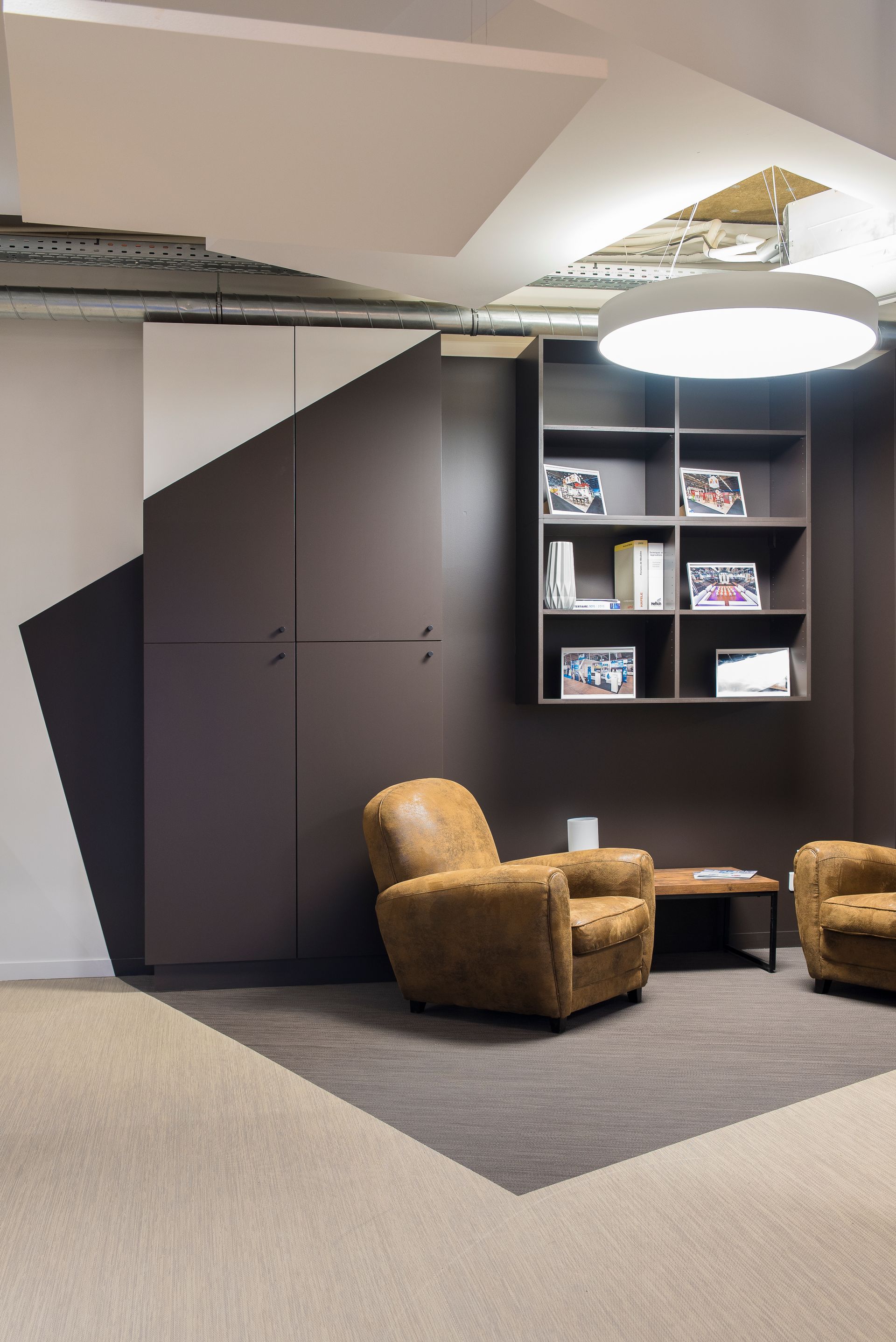 Bibliothèque avec 6 cases et deux fauteuils