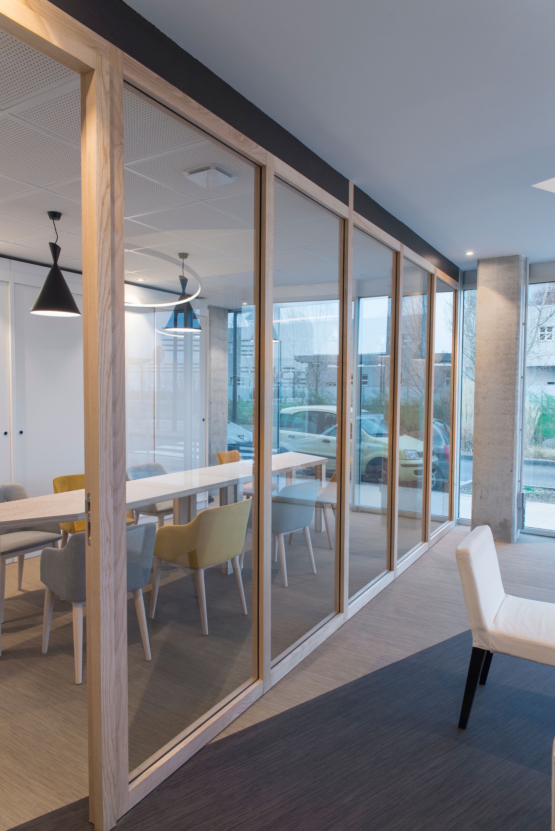 Vitres donnant sur salle de réunion