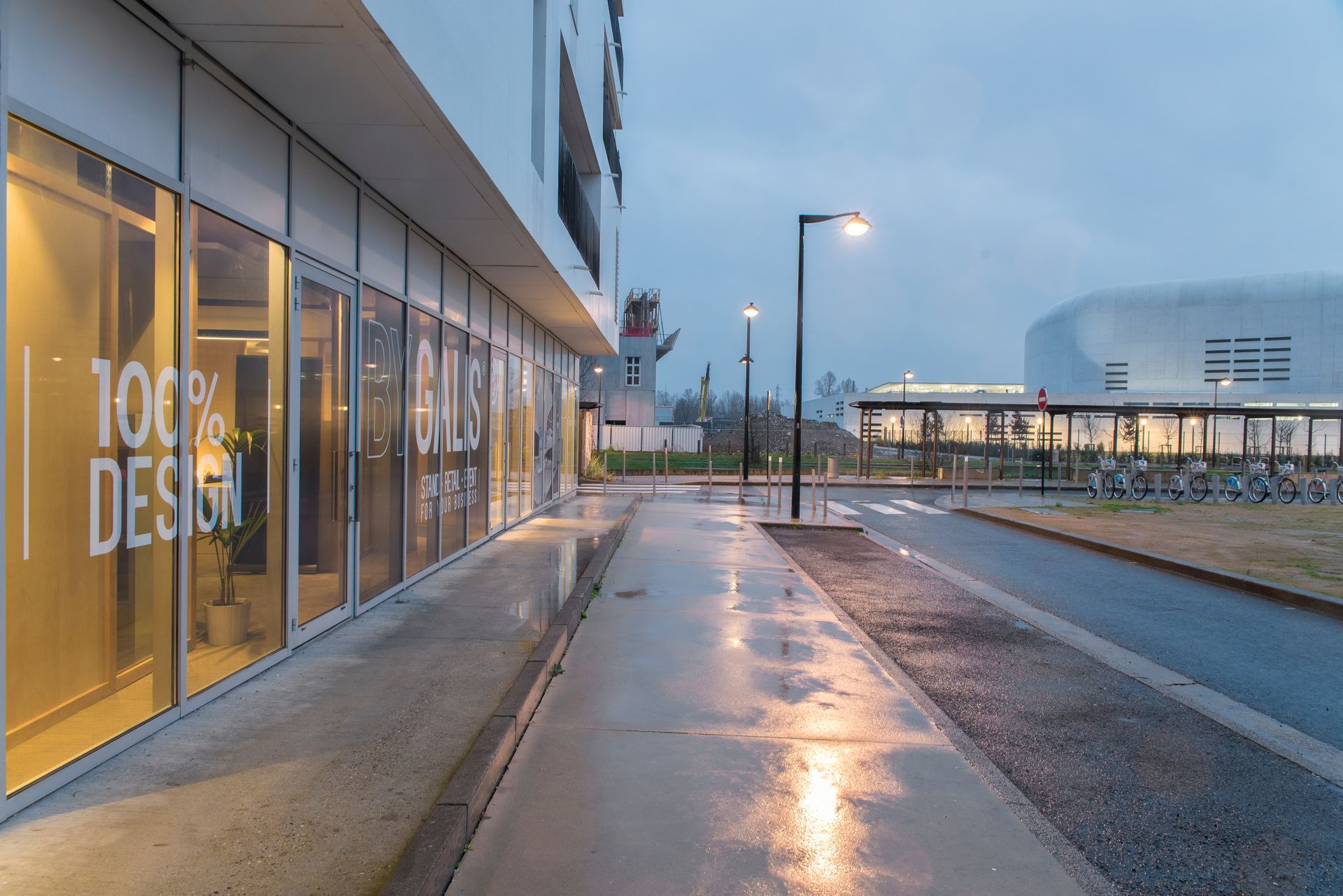 Rez-de-chaussé d'un bâtiment vu de l'extérieur