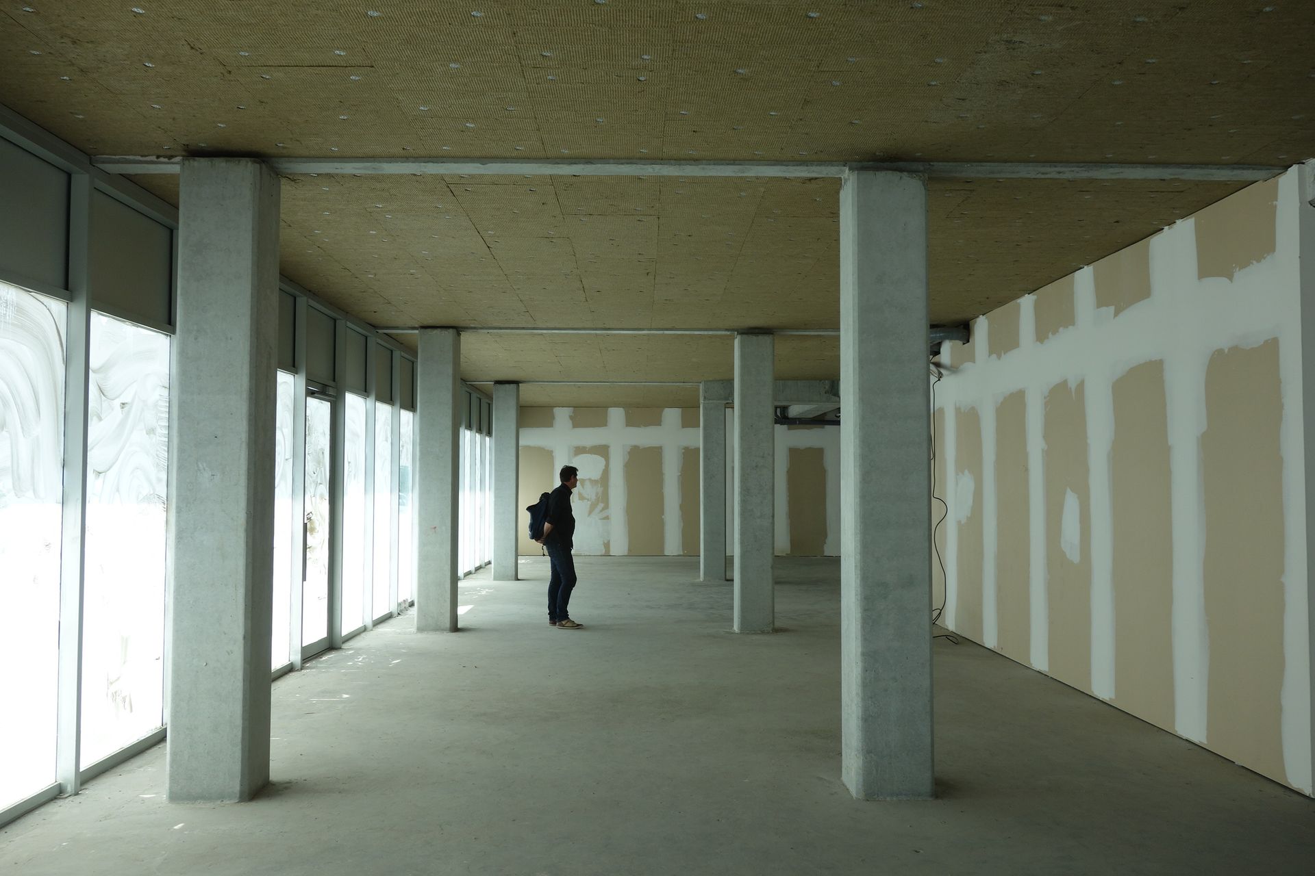 Colonnes de bâtiment en intérieur avec une personne