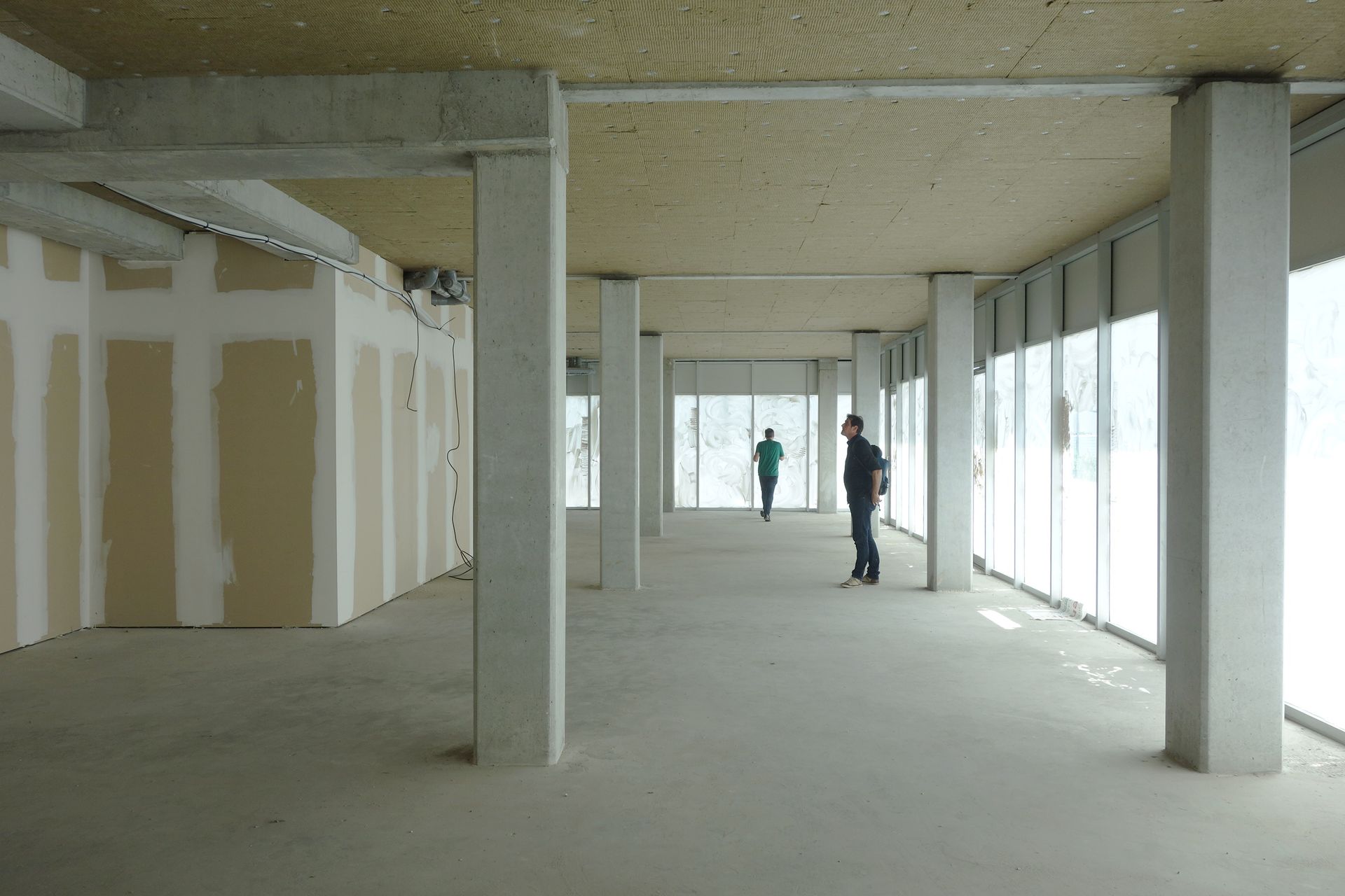 Colonnes de bâtiment en intérieur avec deux personnes