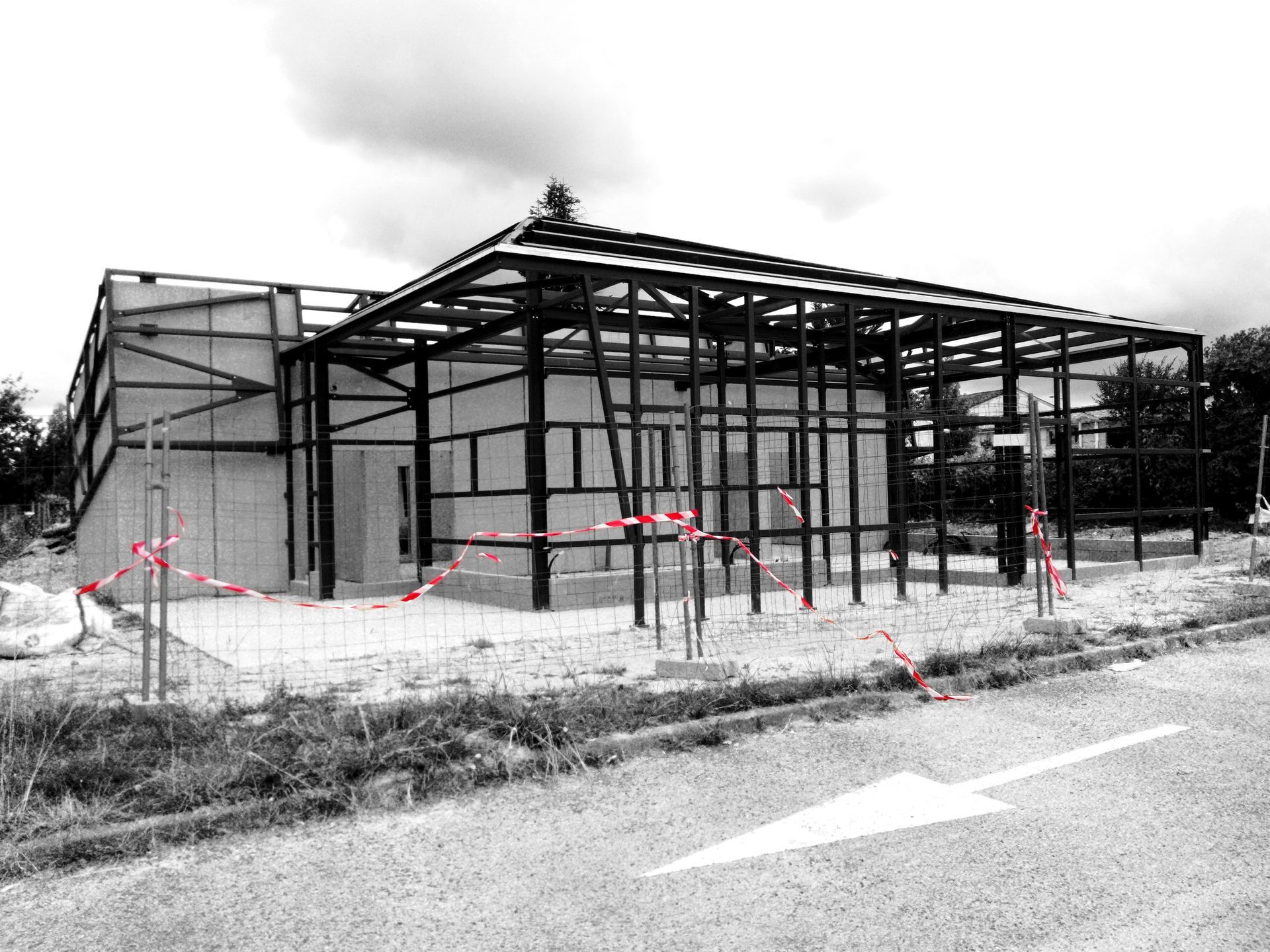 Corde blanche et rouge devant bâtiment en construction