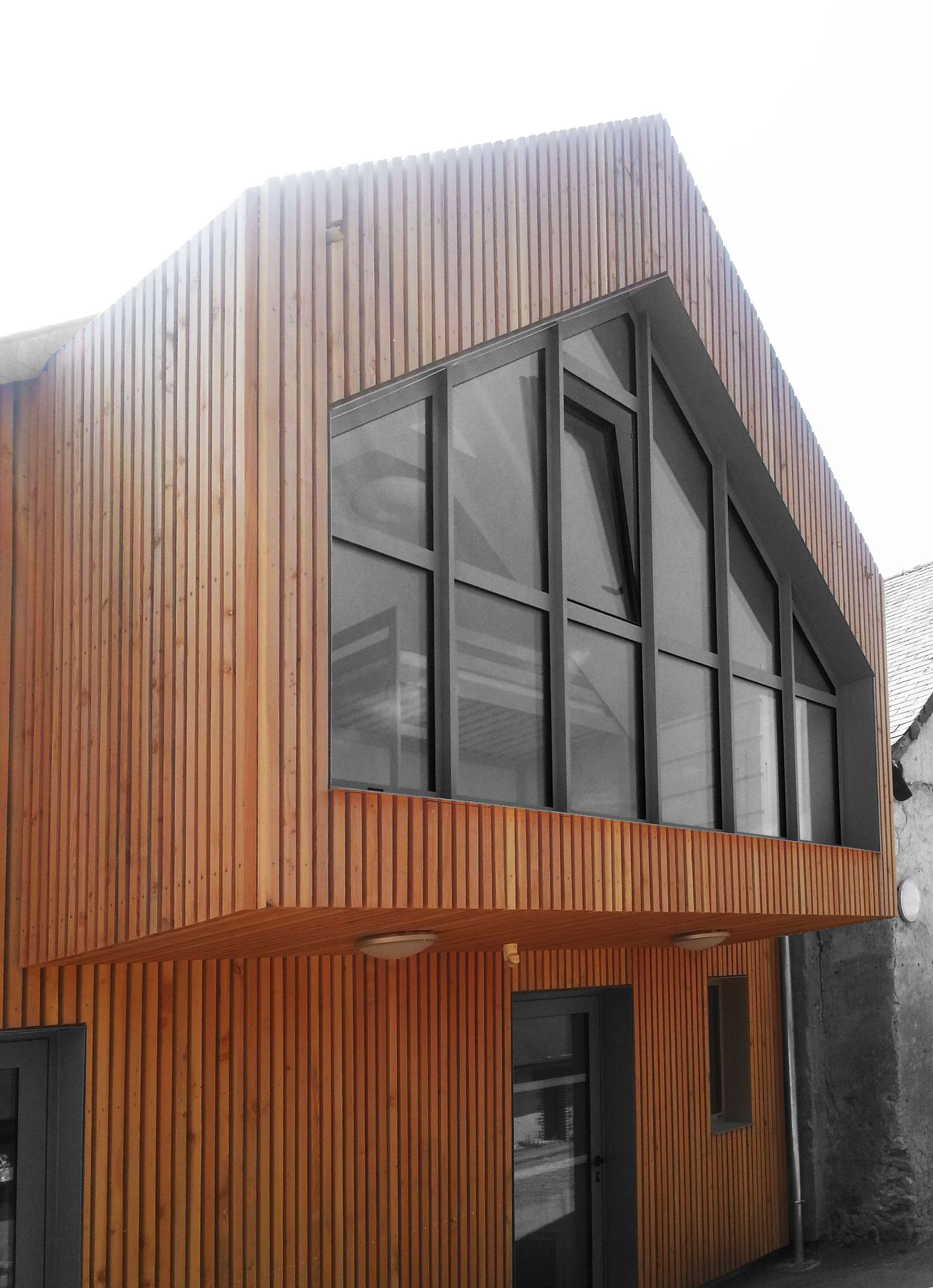 Bardage en bois et fenêtre anthracite