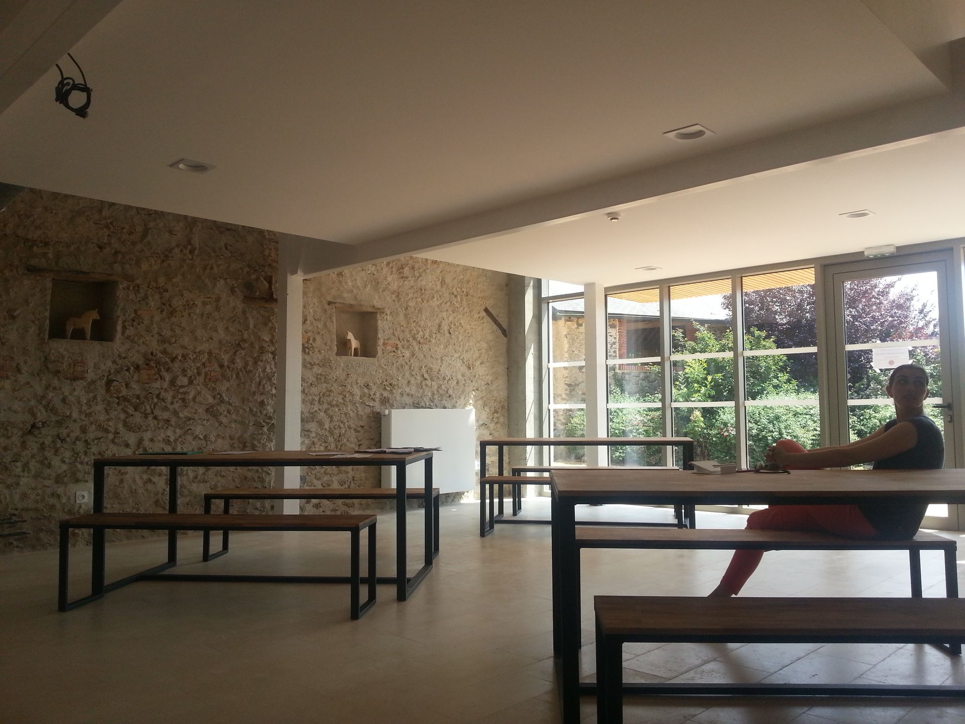 Intérieur d'une maison en pierre avec baie vitrée