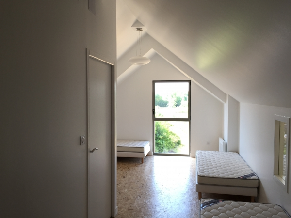 Chambre avec deux lits et matelas