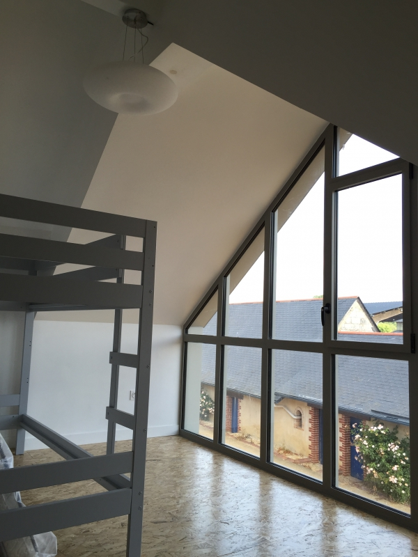 Baie vitrée anthracite avec une fenêtre