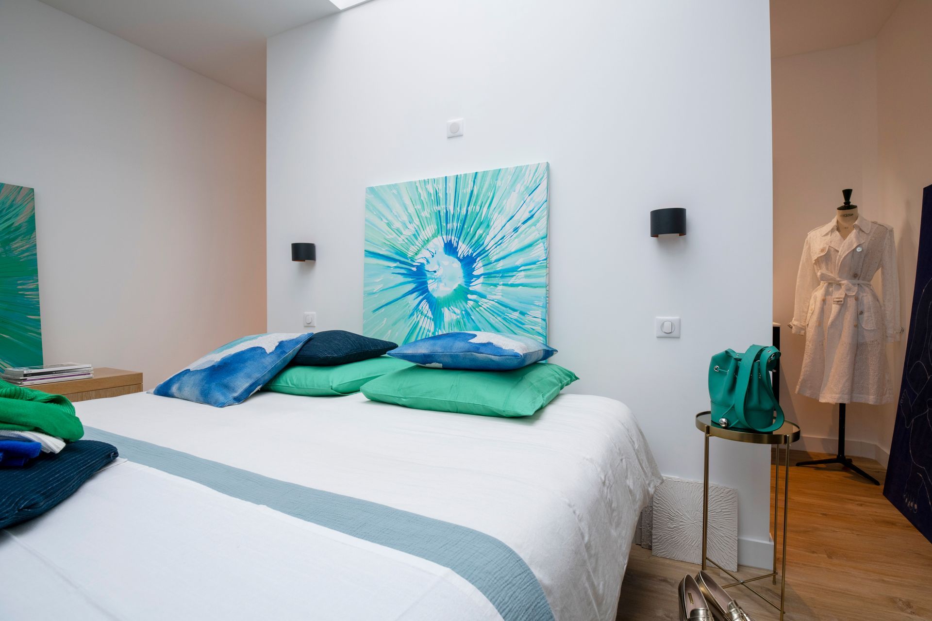 Tableau bleu faisant office de tête de lit