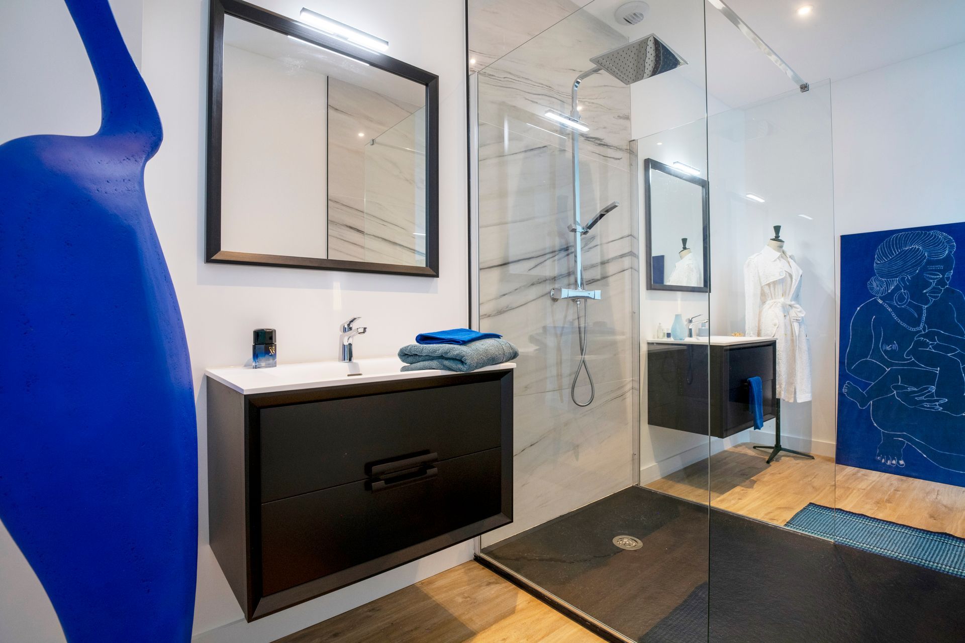 Sculpture bleue dans salle de bains