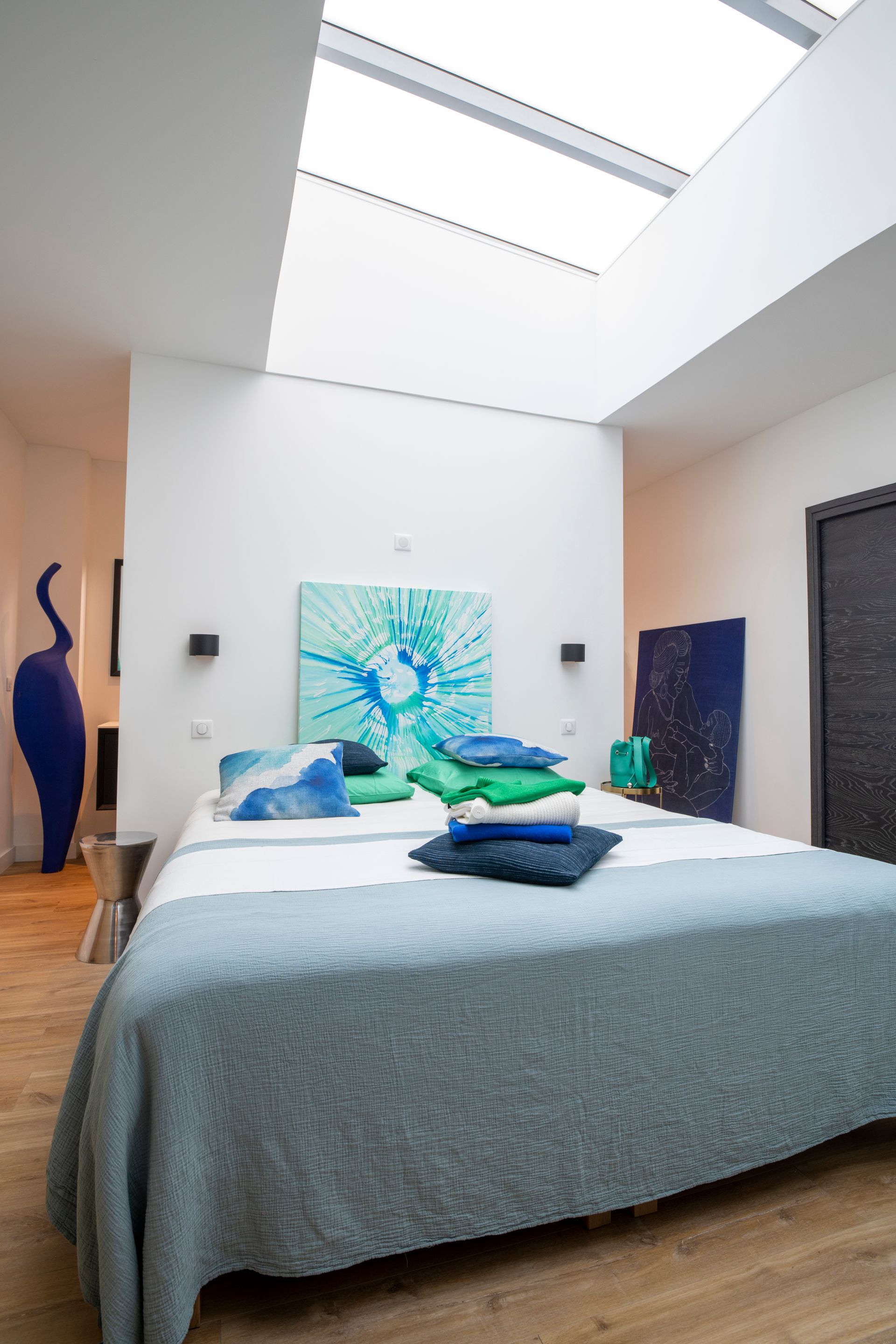 Lit avec oreillers bleus