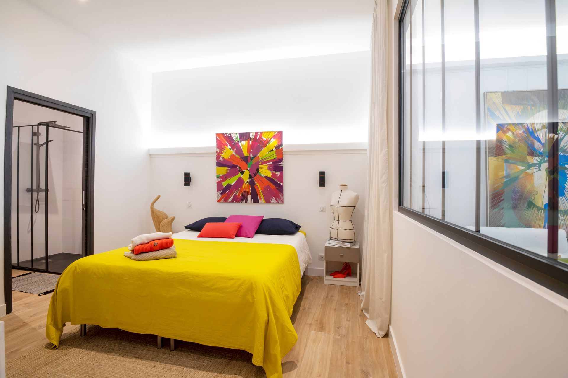 Lit avec parrure jaune