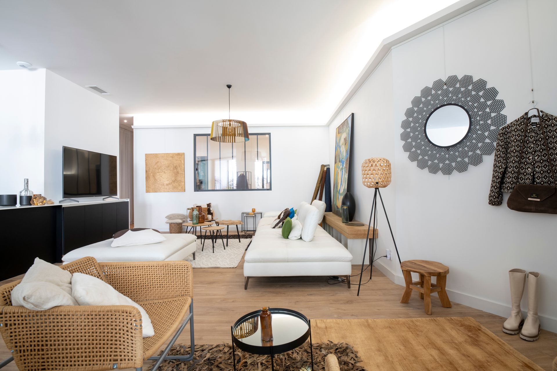 Salon avec canapé blanc