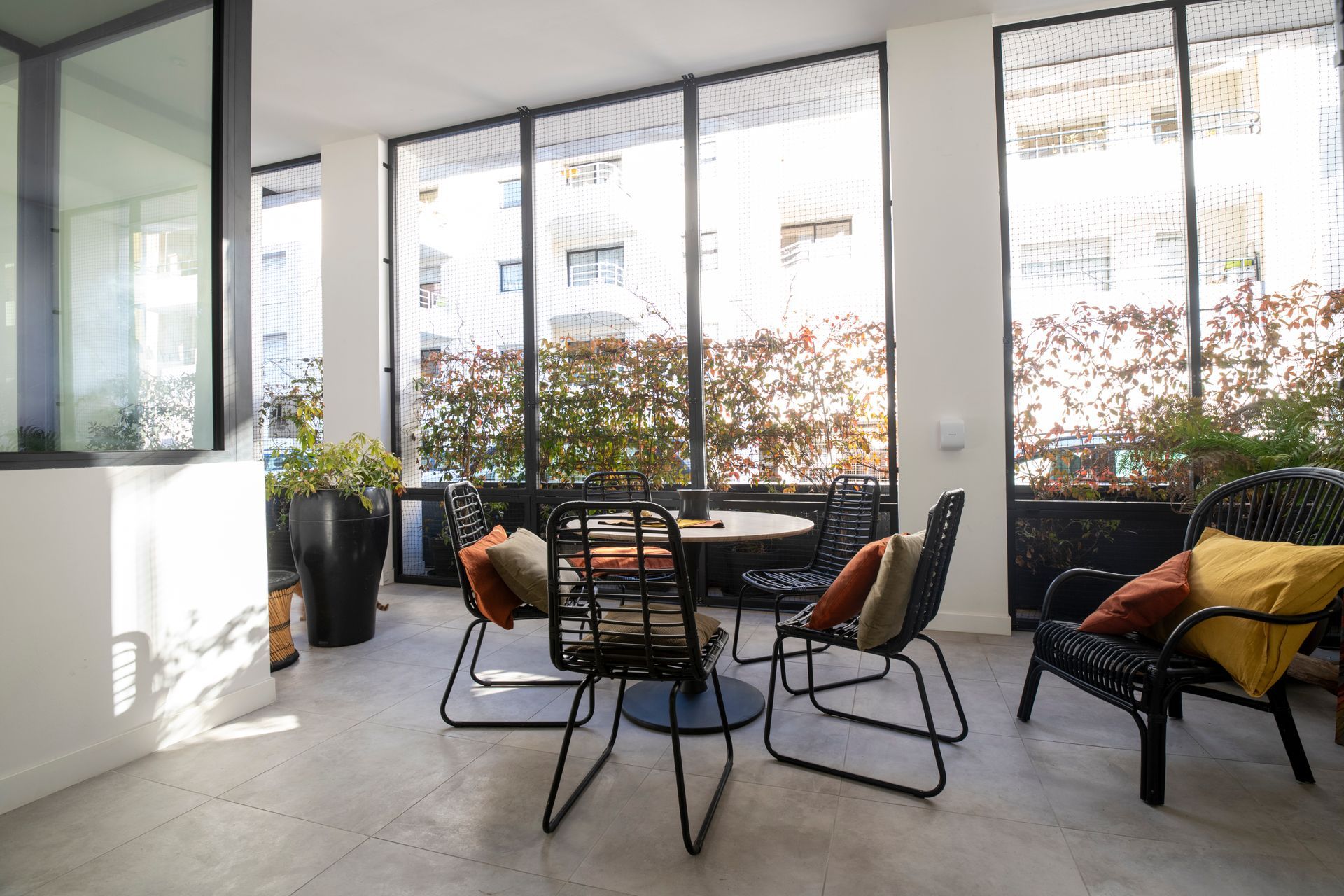 Table de repas et chaises en fer noir