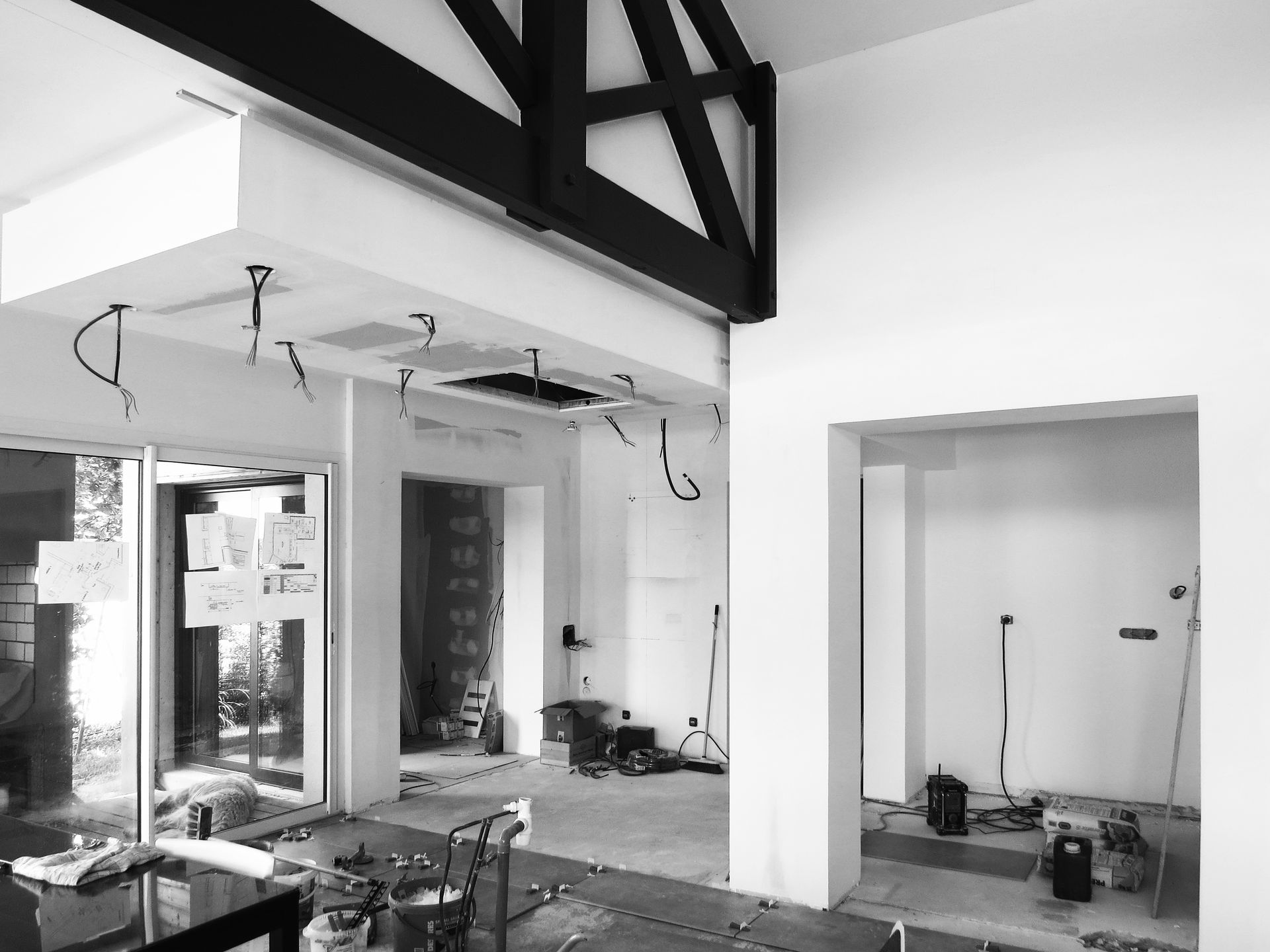 Photo en noir et blanc de travaux en cours