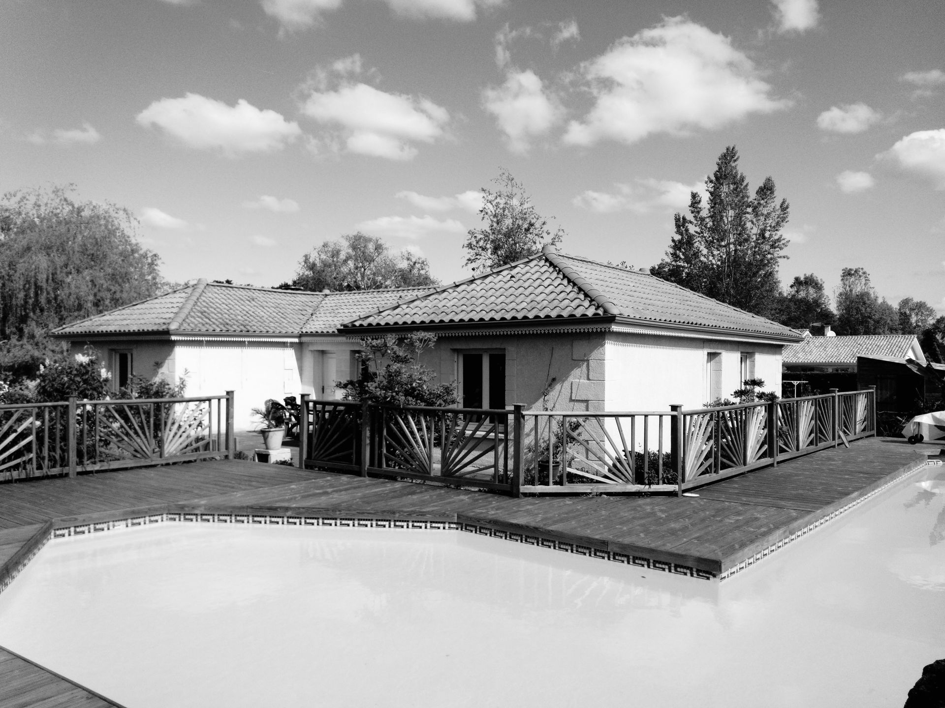 Maison avec clôture en fer