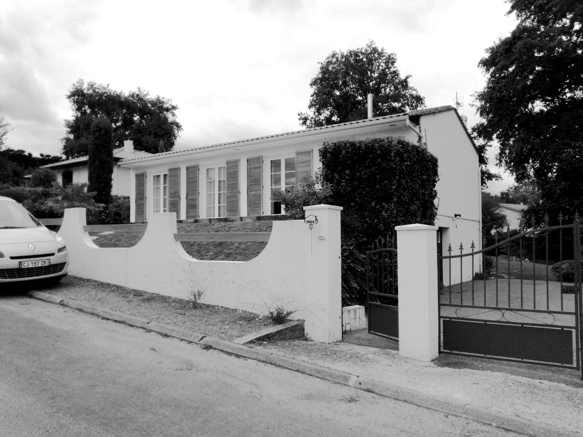 Photo noir et blanc d'un mur de clôture d'une maison