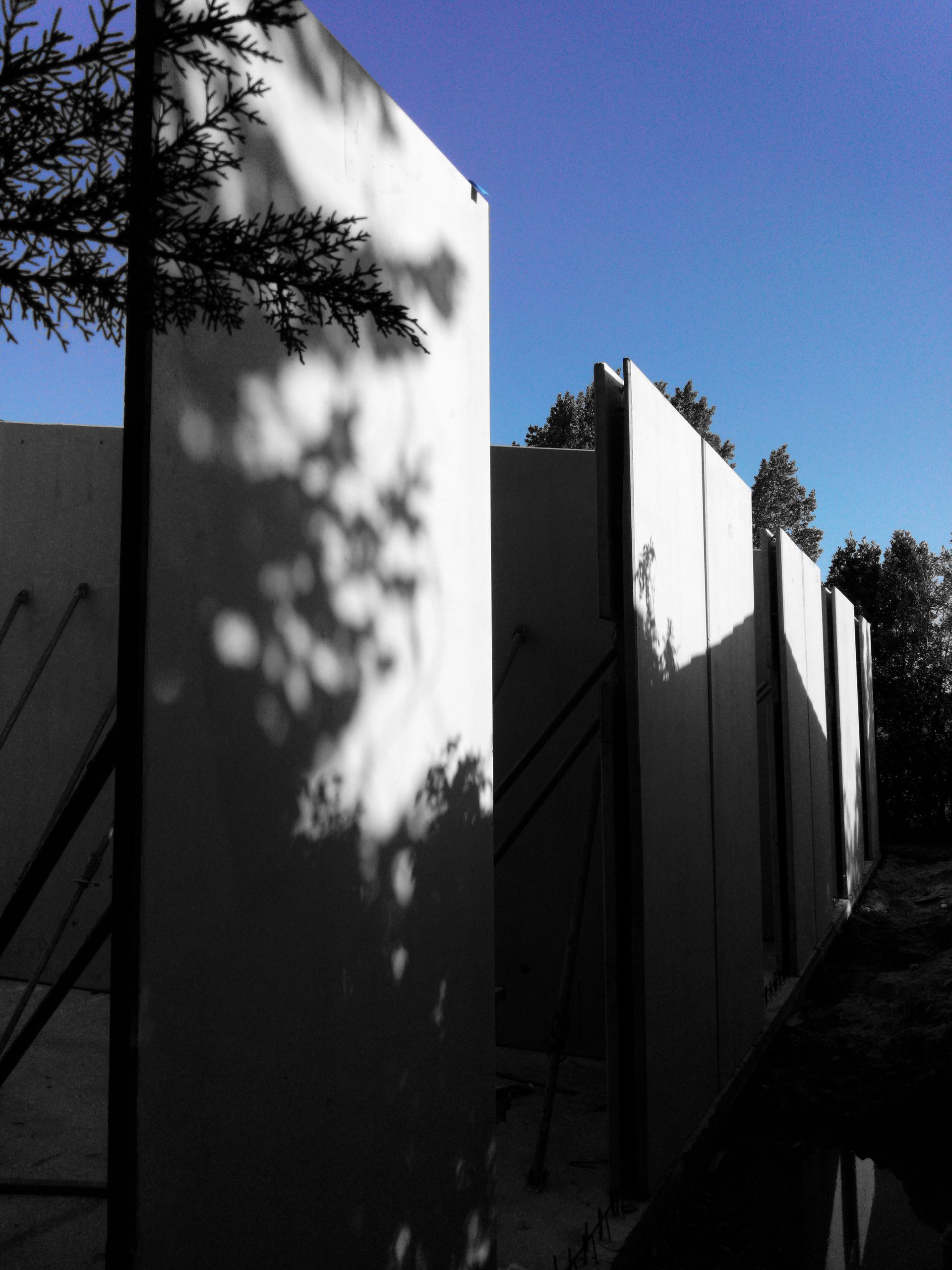 Plaque de ciment faisant office de mur