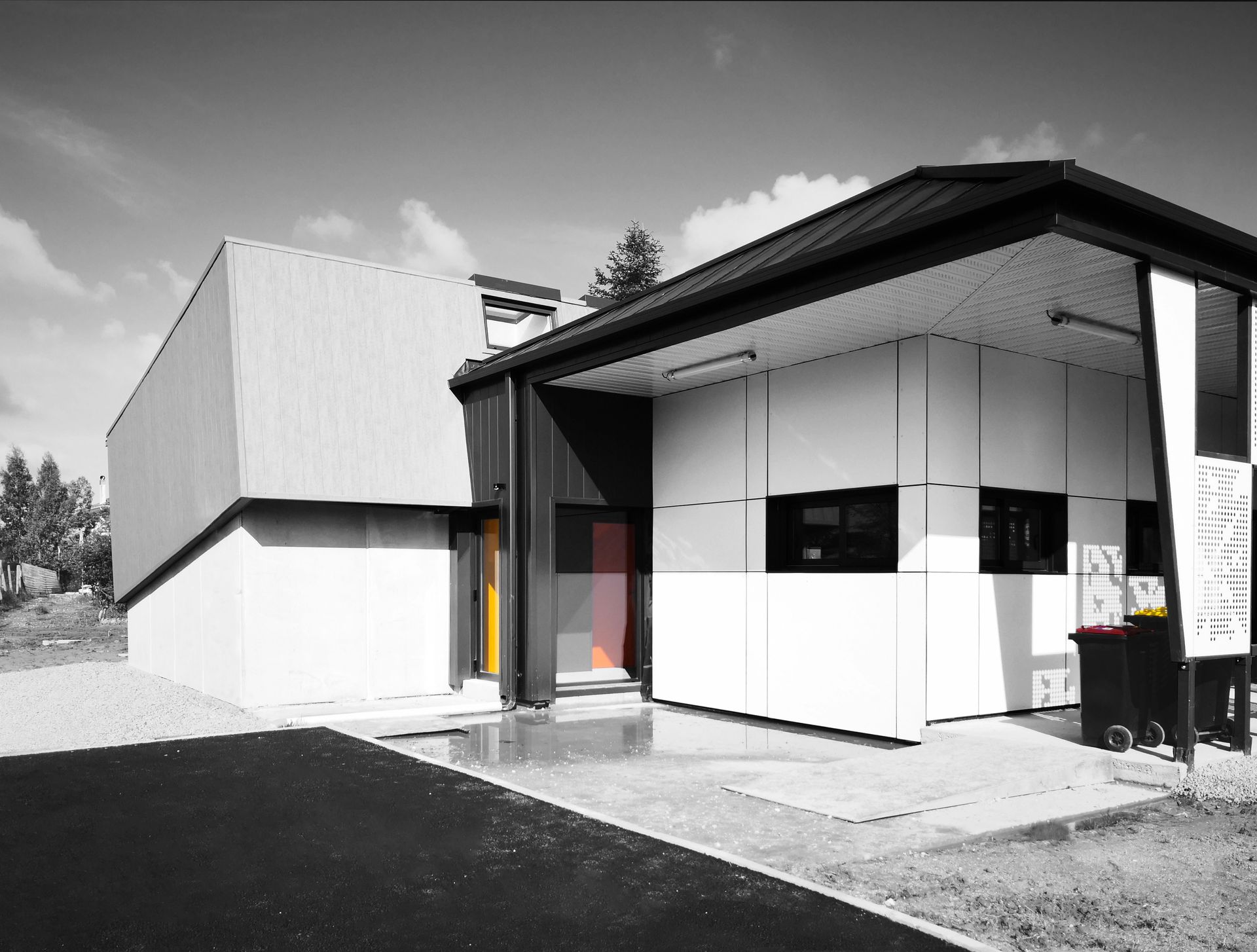 Entrée d'un bâtiment avec terrasse en marbre
