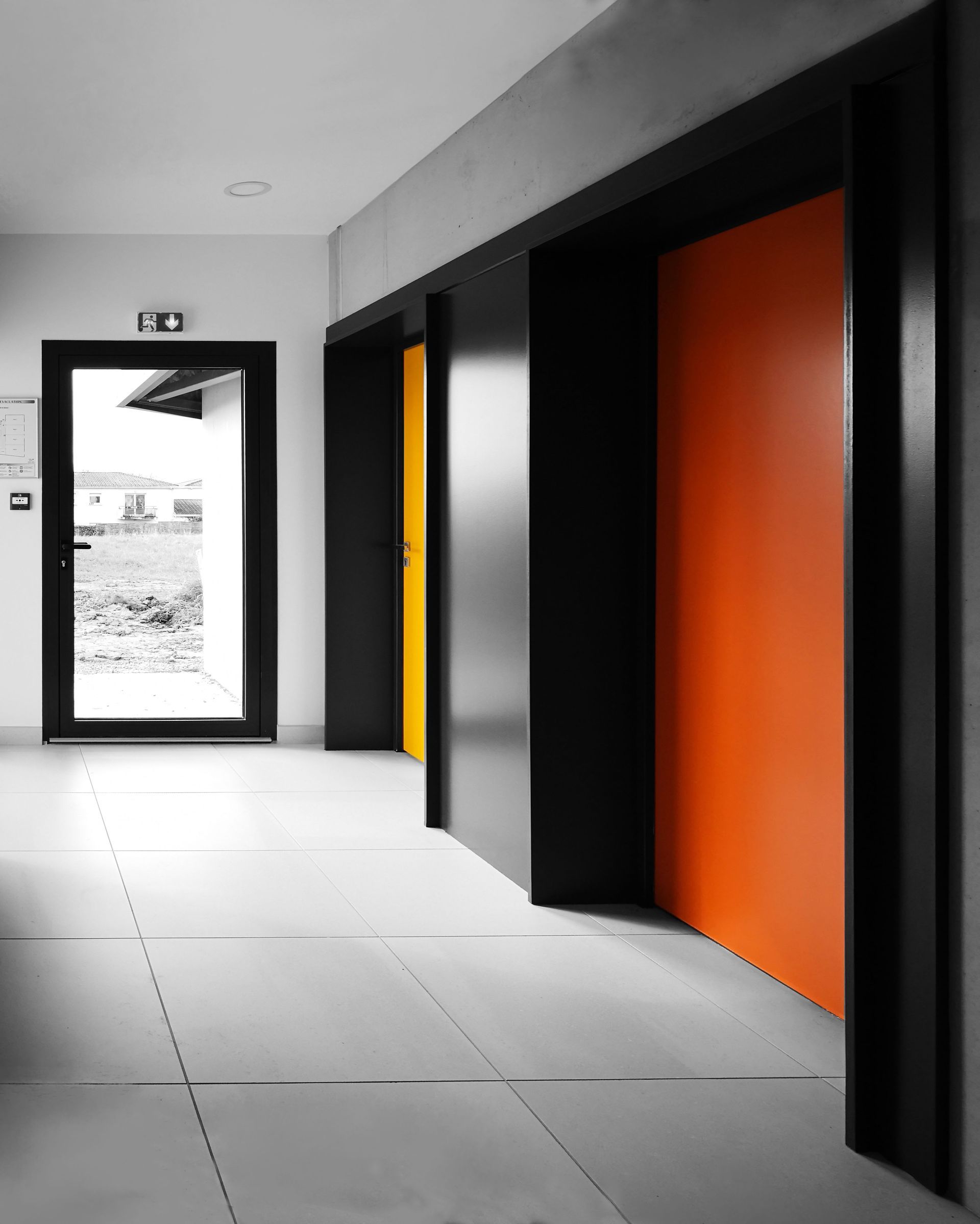 Couloir noir, blanche, orange et jaune