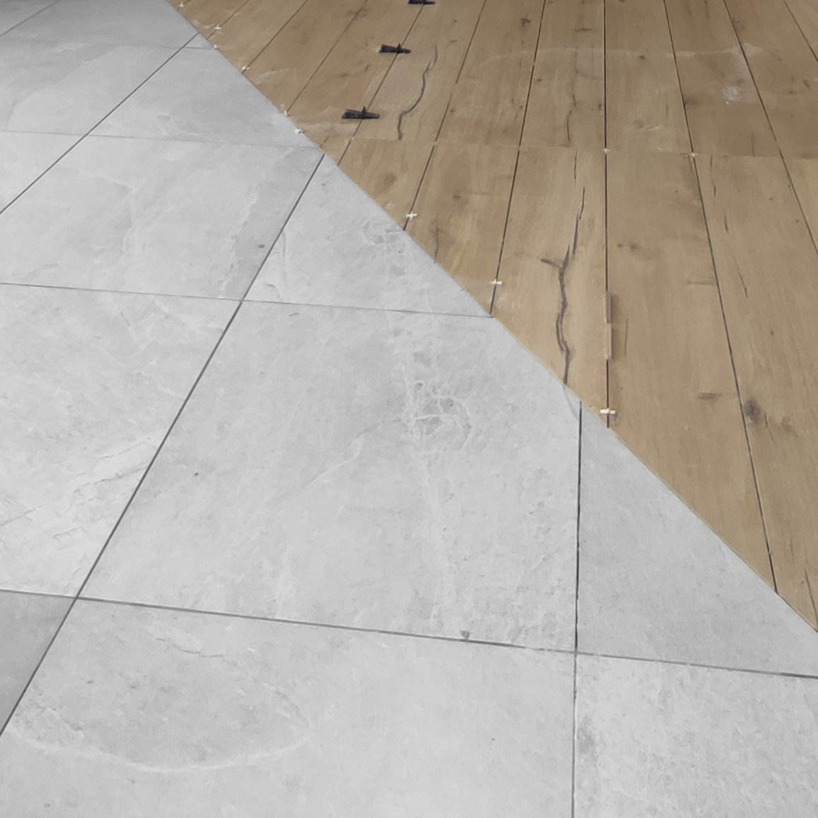 Gros plan entre le carrelage et le parquet