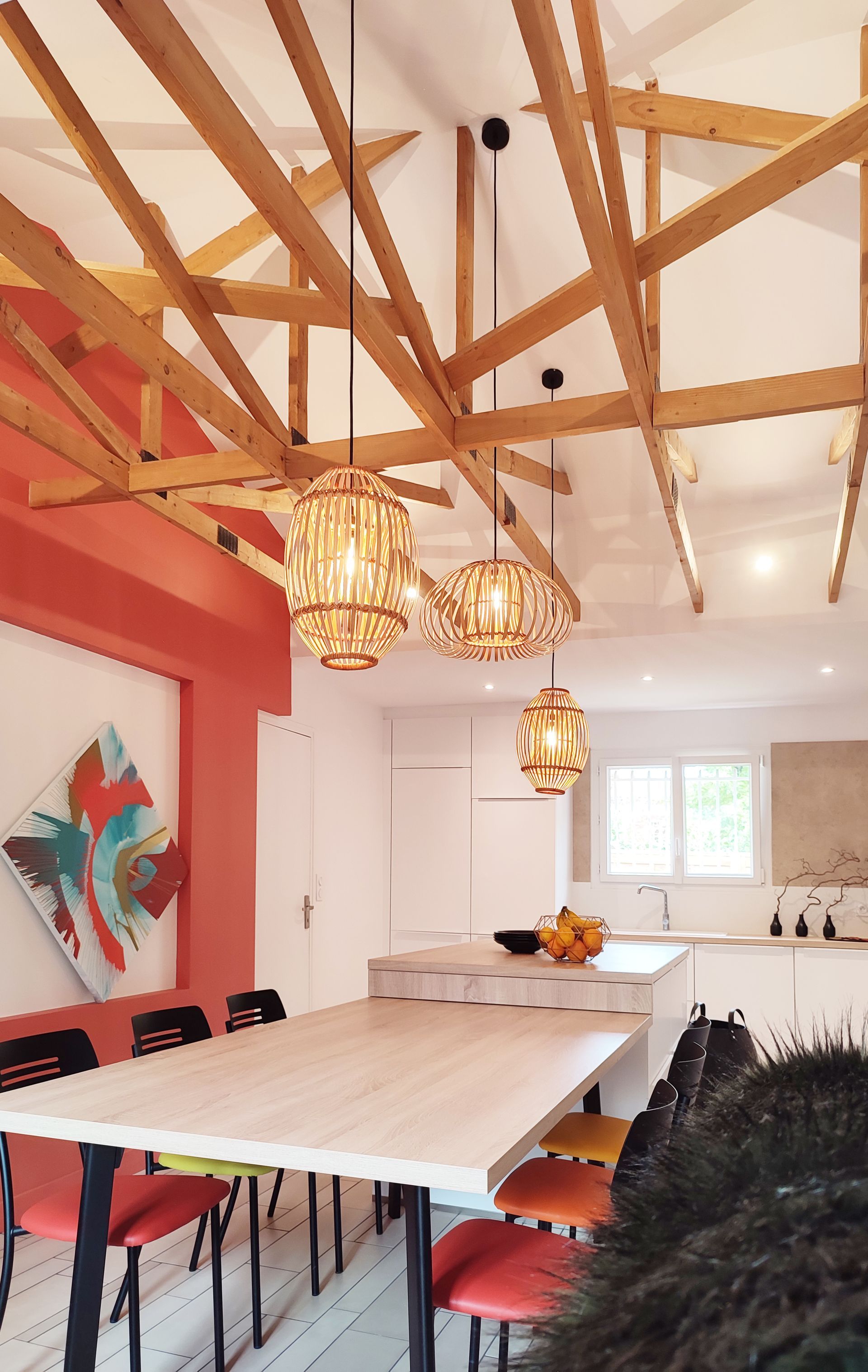 Lampes accrochées à une structure en bois dans la cuisine