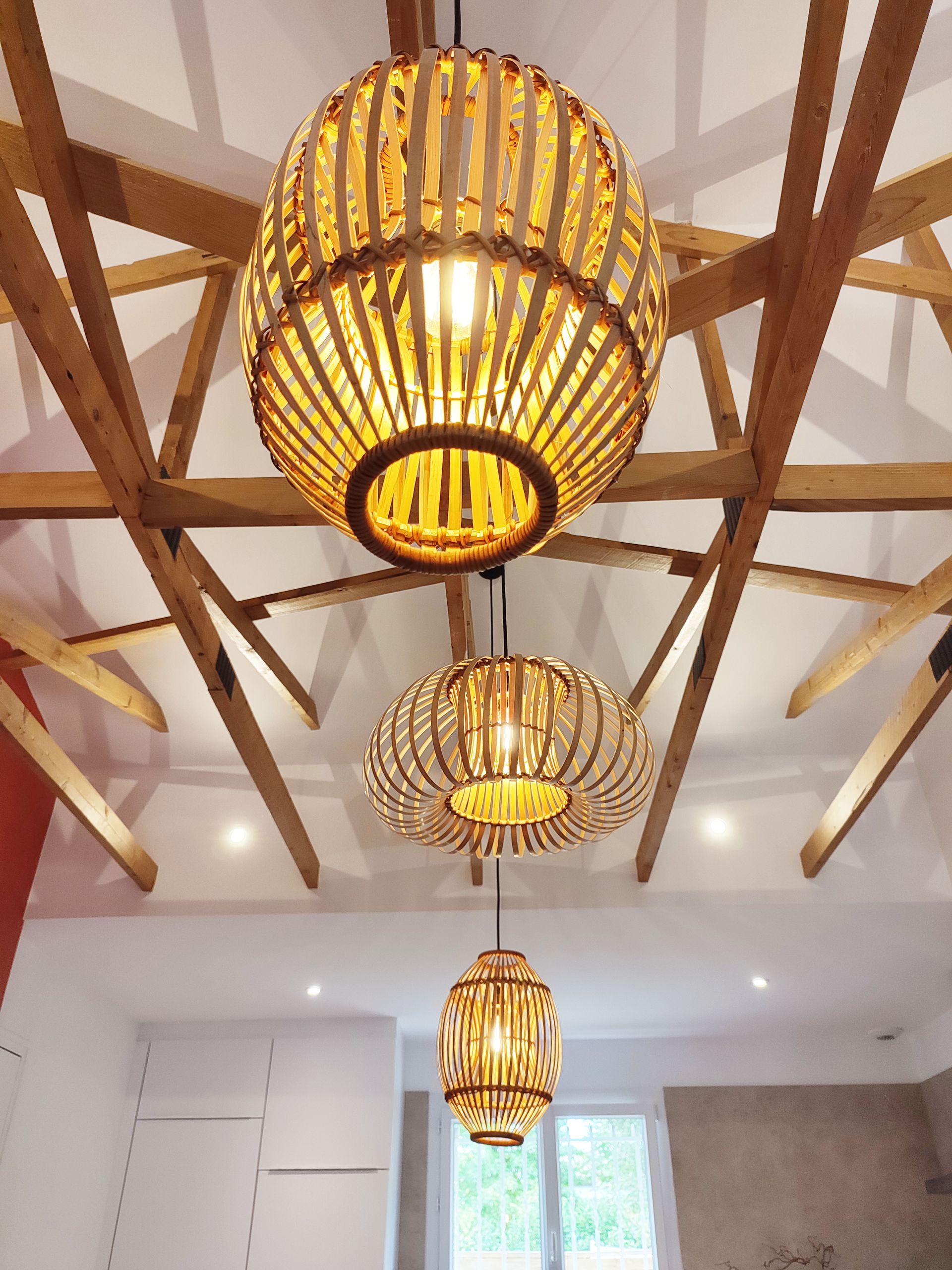 Lampes accrochées à une structure en bois