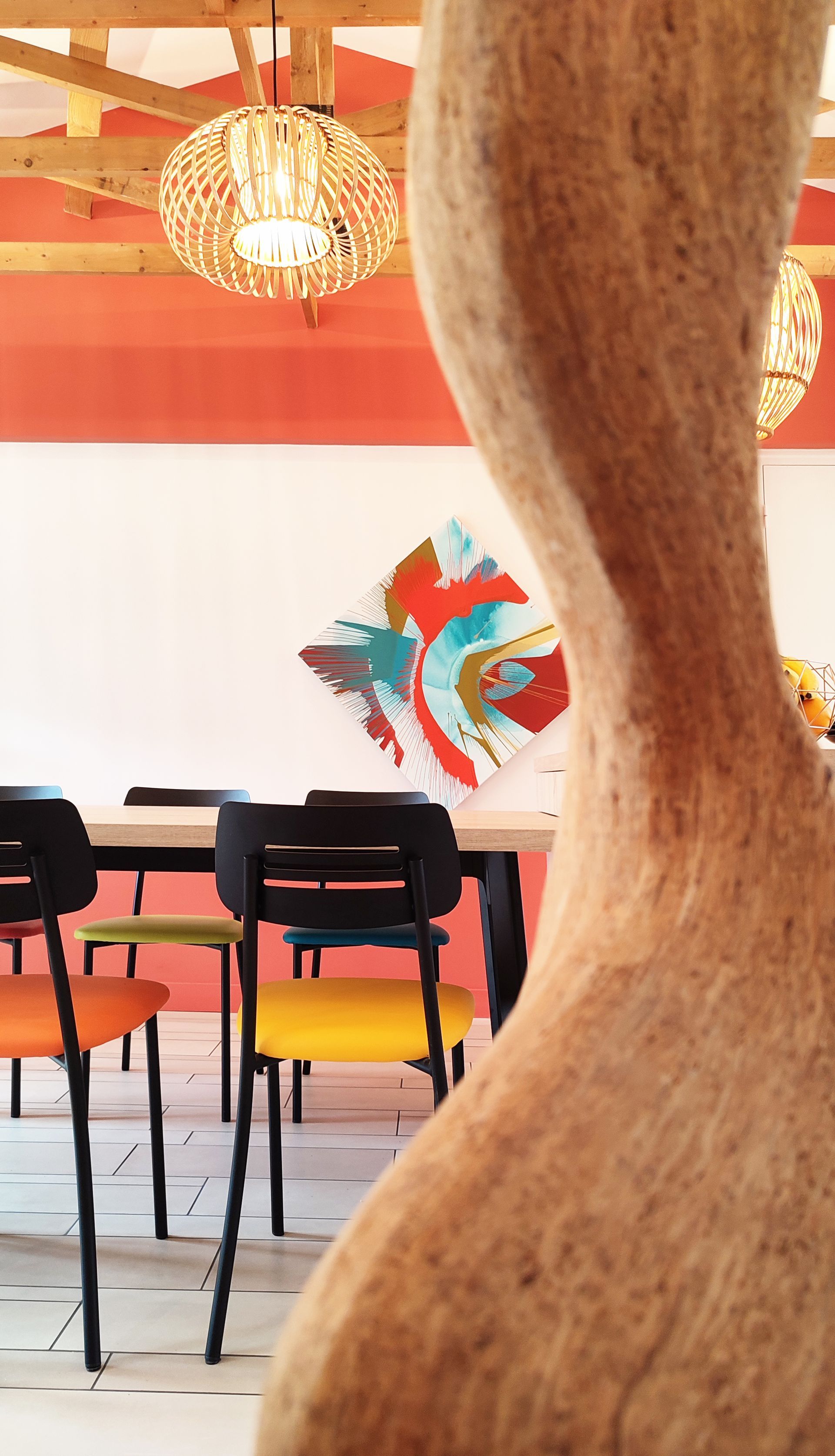 Table en bois et fer noir dans salon