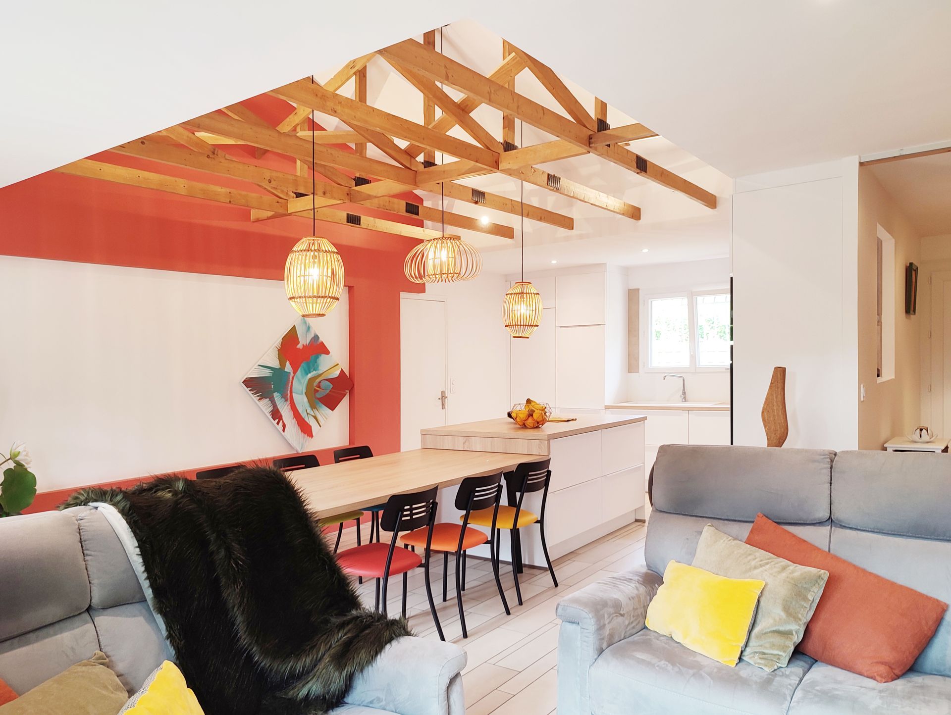 Salon et salle à manger avec structure en bois au-dessus