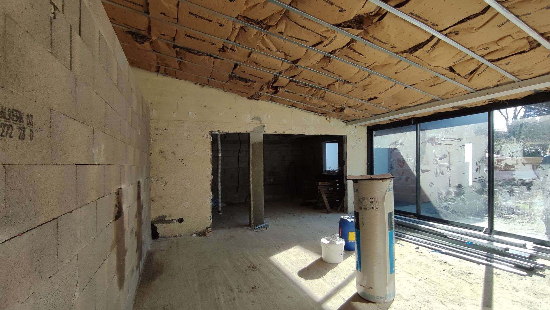 Pompe à chaleur au milieu d'une pièce en train d'être isolée