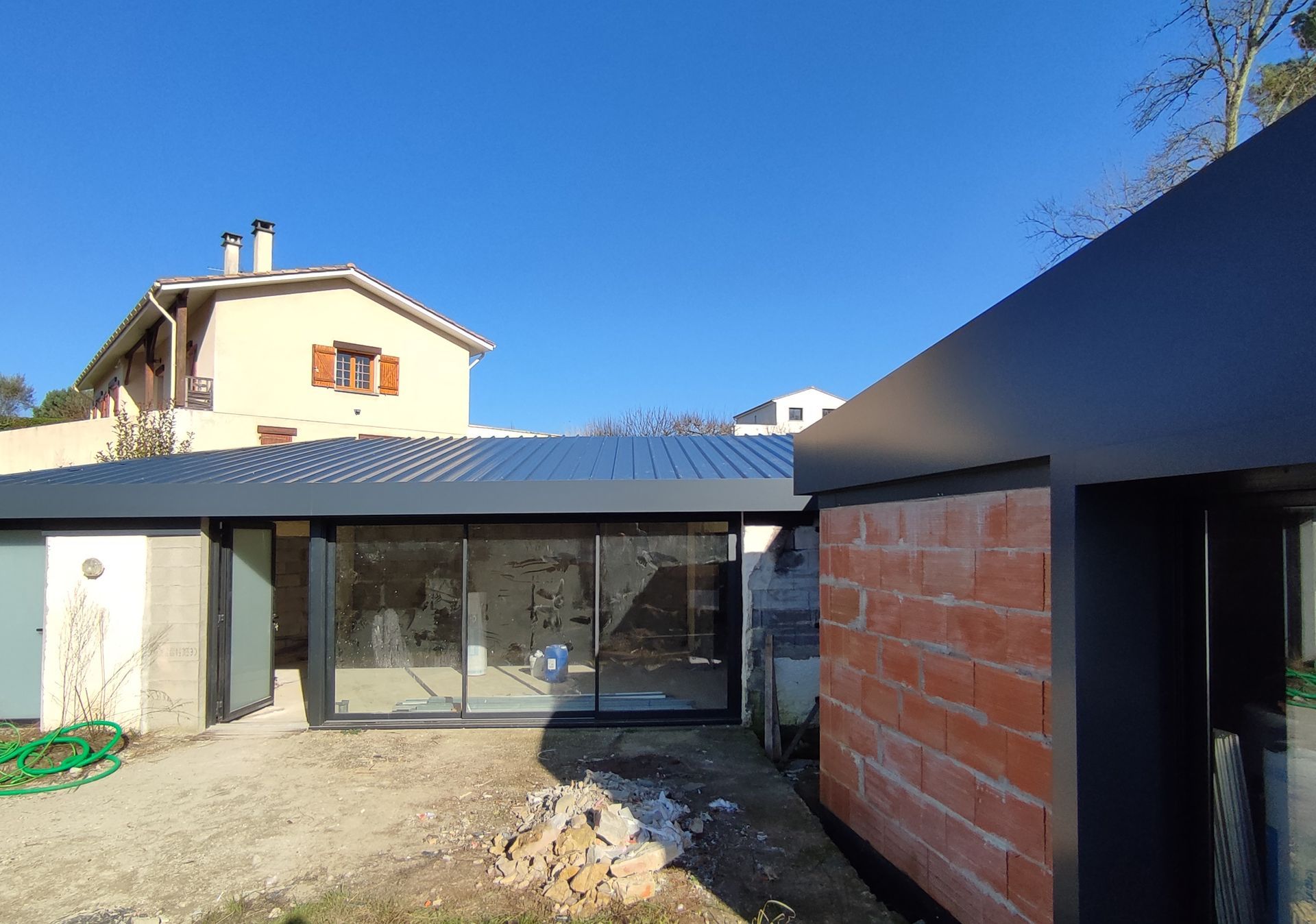 Mur de brique rouge sur maison en construction
