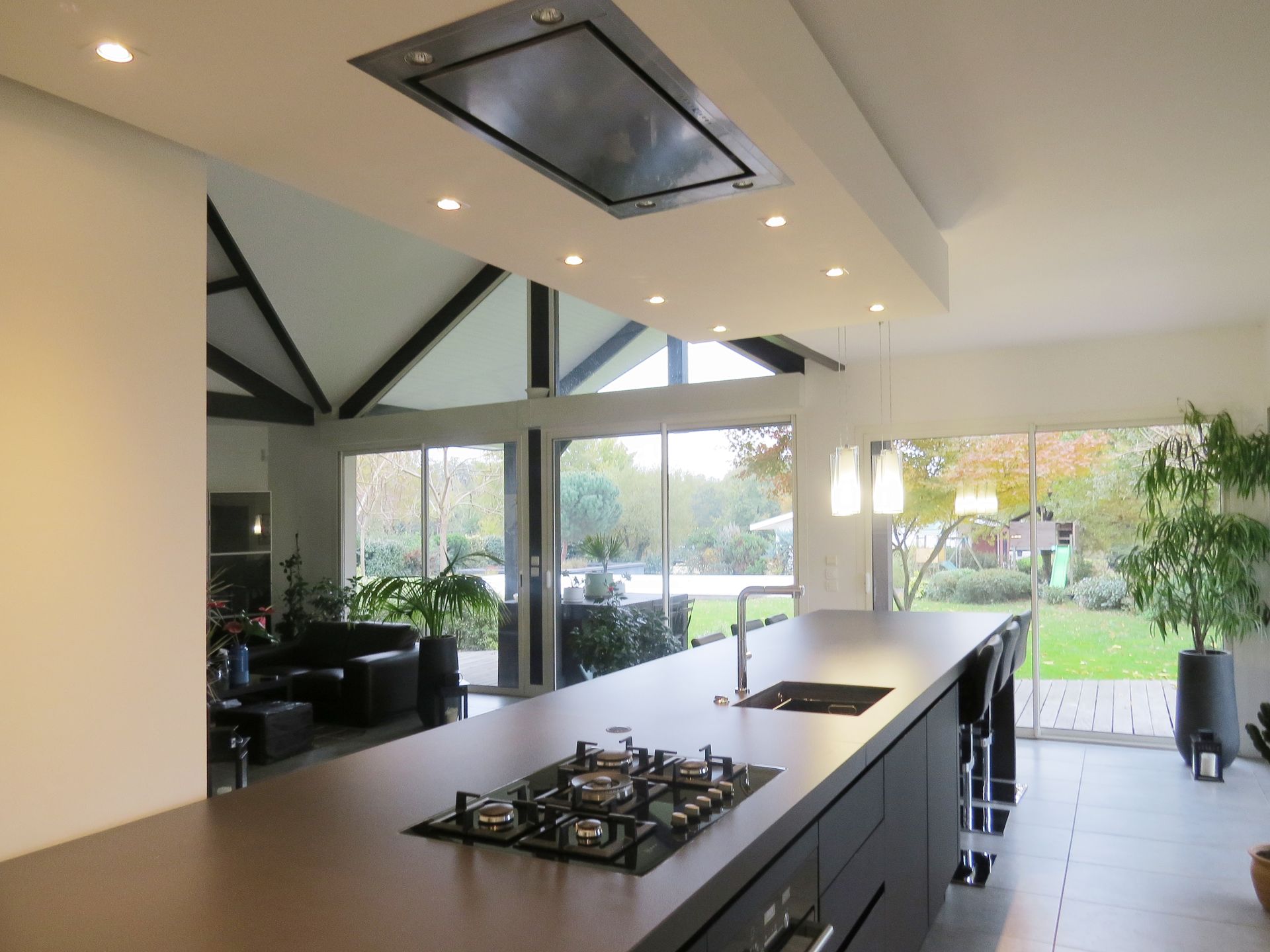 Cuisine ouverte avec meubles noirs