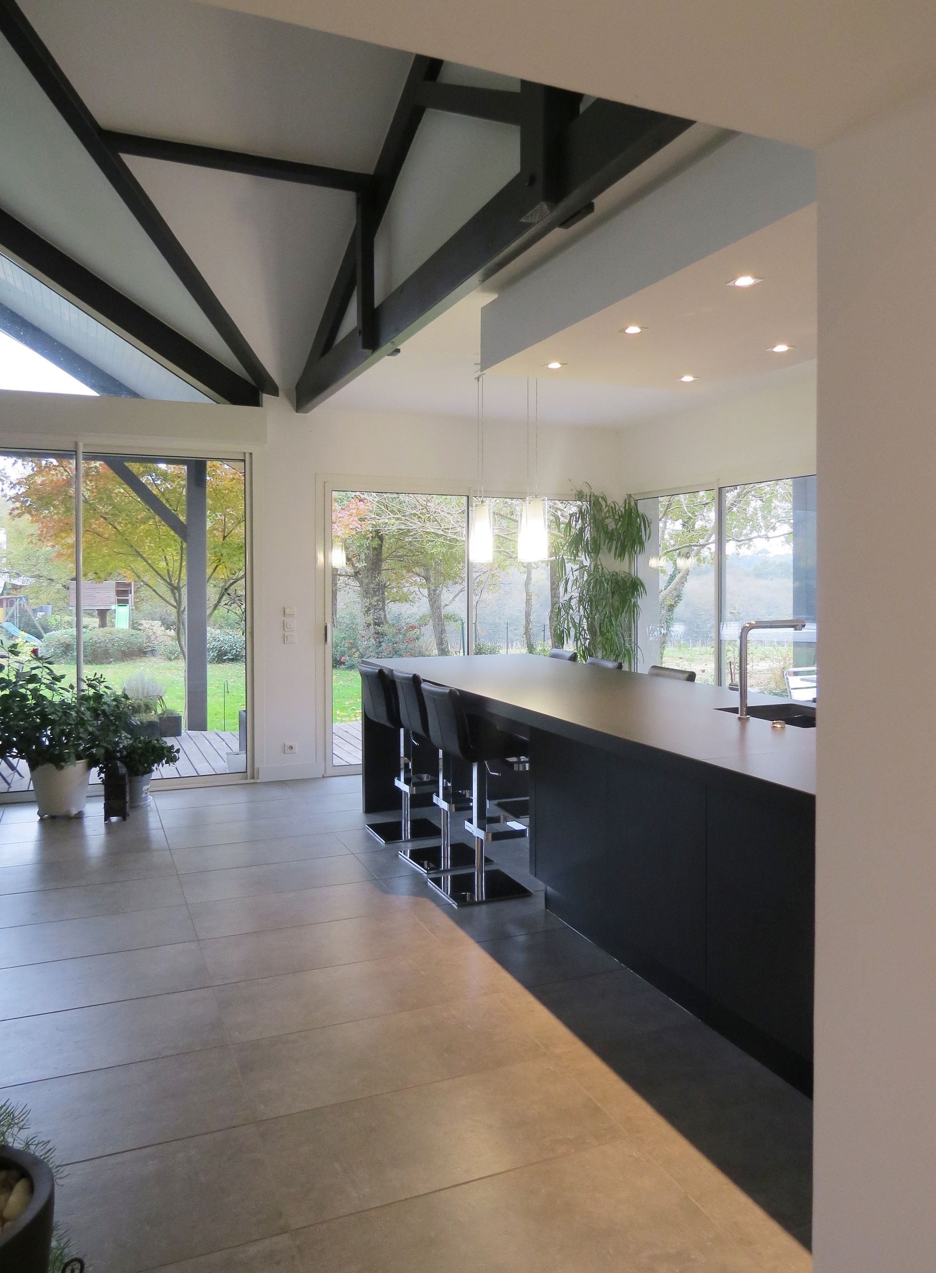 Cuisine ouverte avec chaises noires