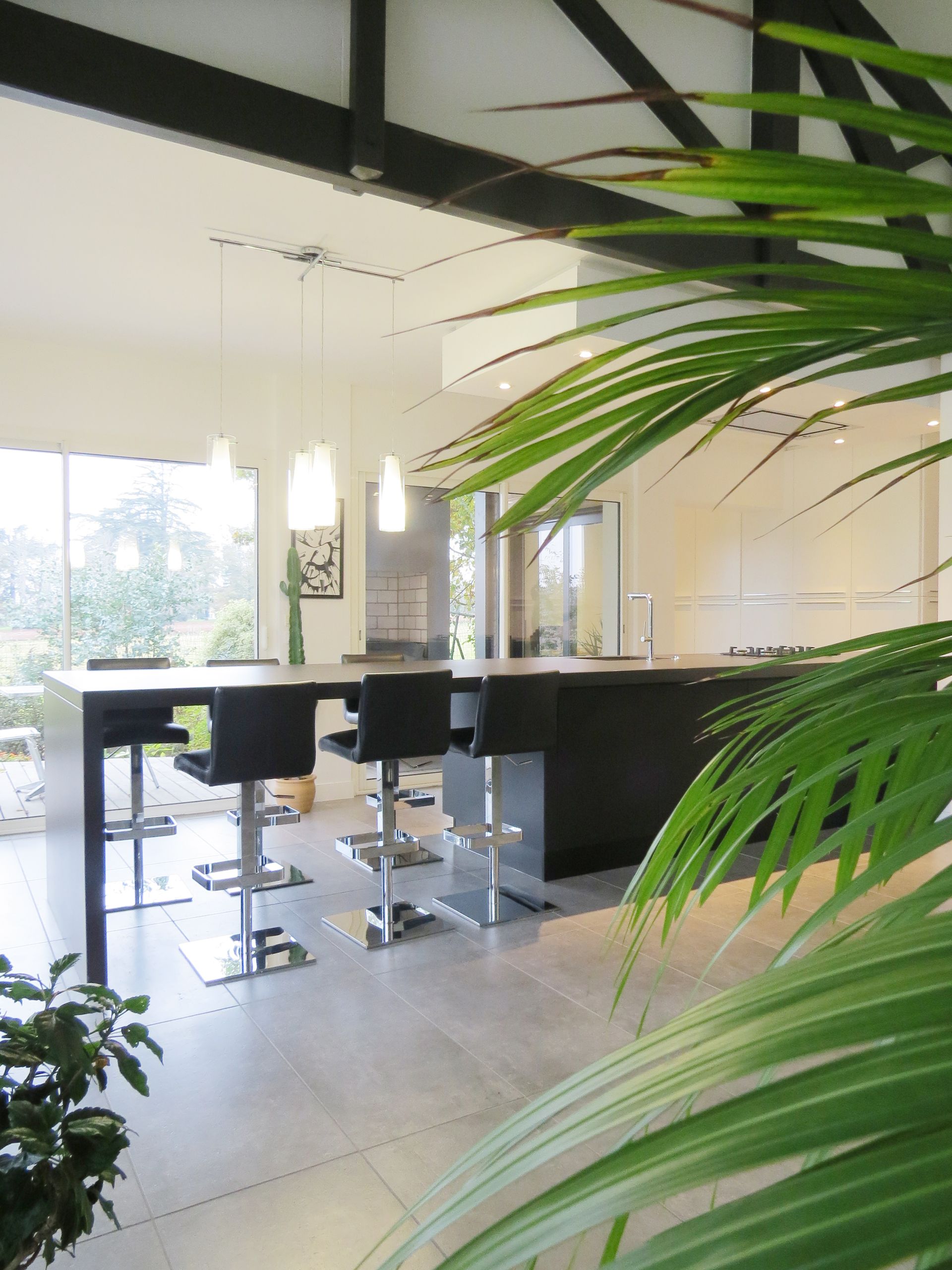 Cuisine ouverte avec chaises hautes noires