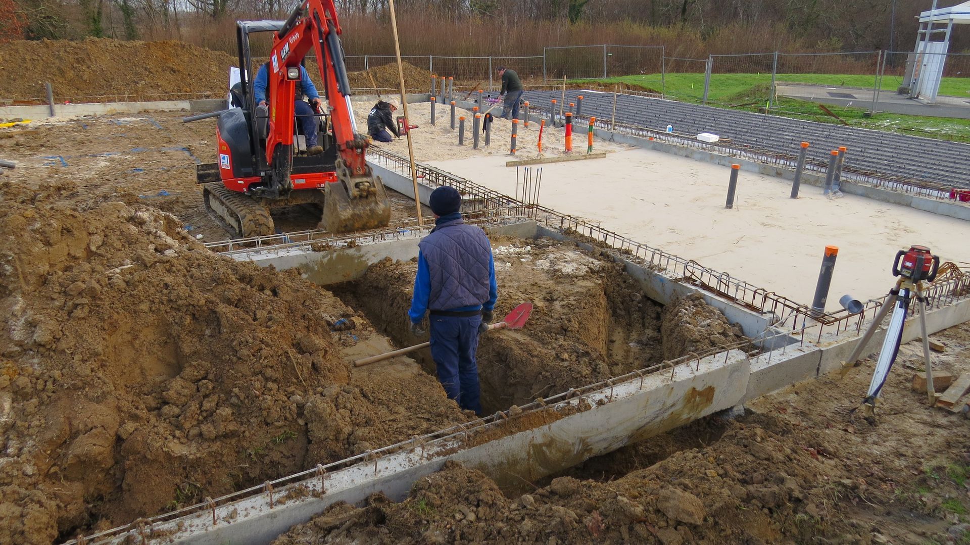 Homme dans un trou de terre