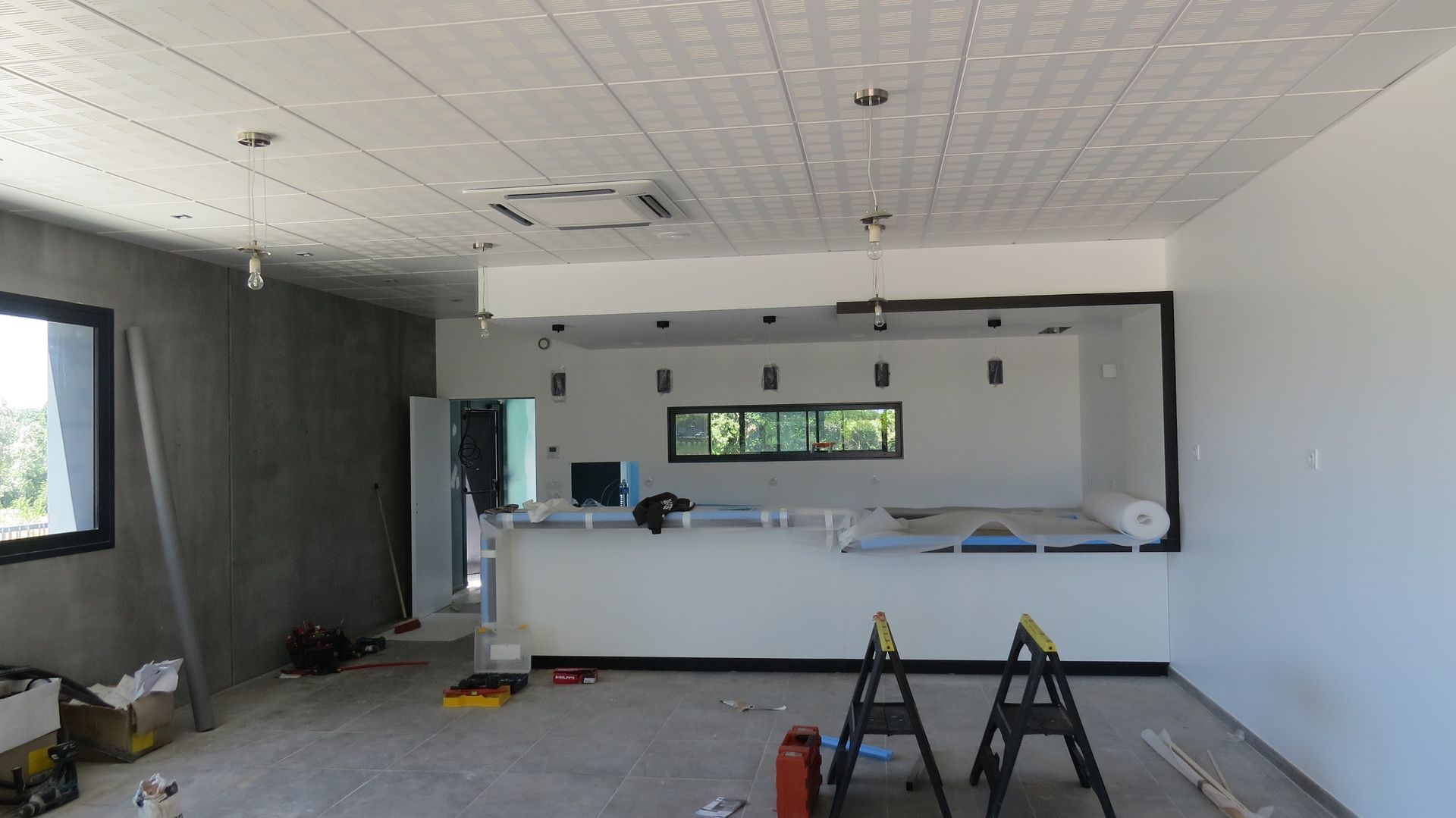 Travaux d'un plan de travail d'une cuisine ouverte sur salon
