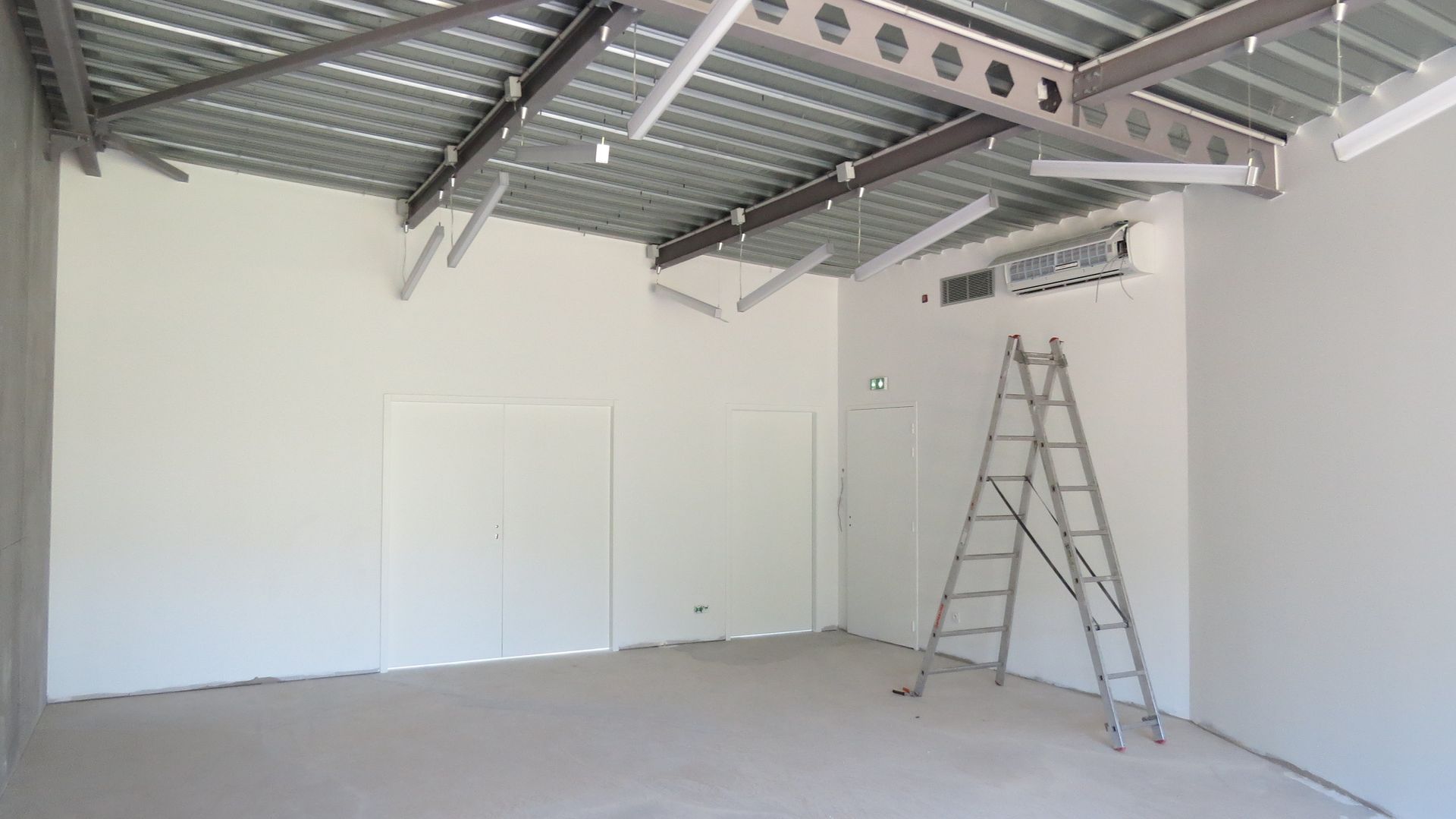 échelle articulée dans espace en travaux