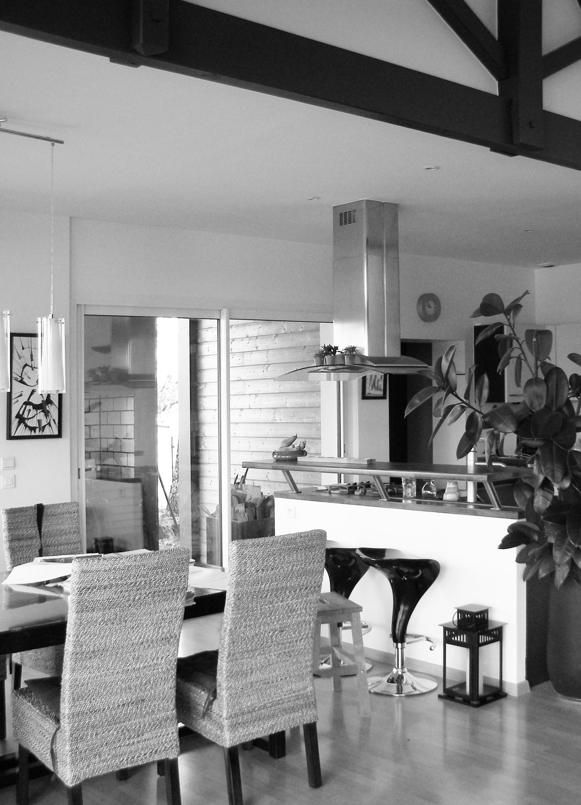 Photo en noir et blanc d'une cuisine ouverture sur la salle à manger