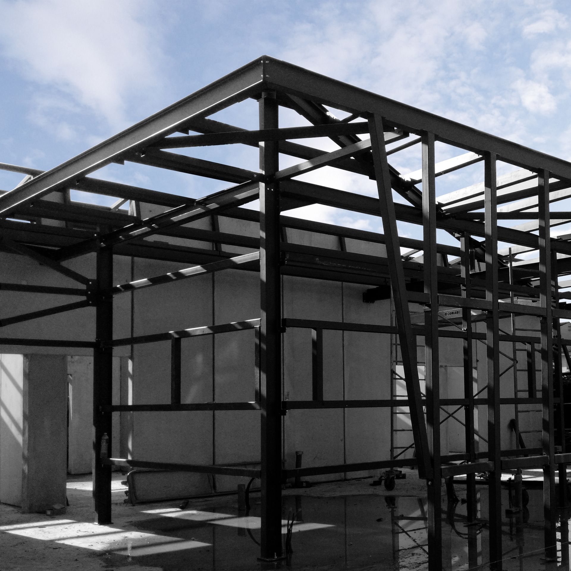 Structure en métal d'un bâtiment en fer et en ciment