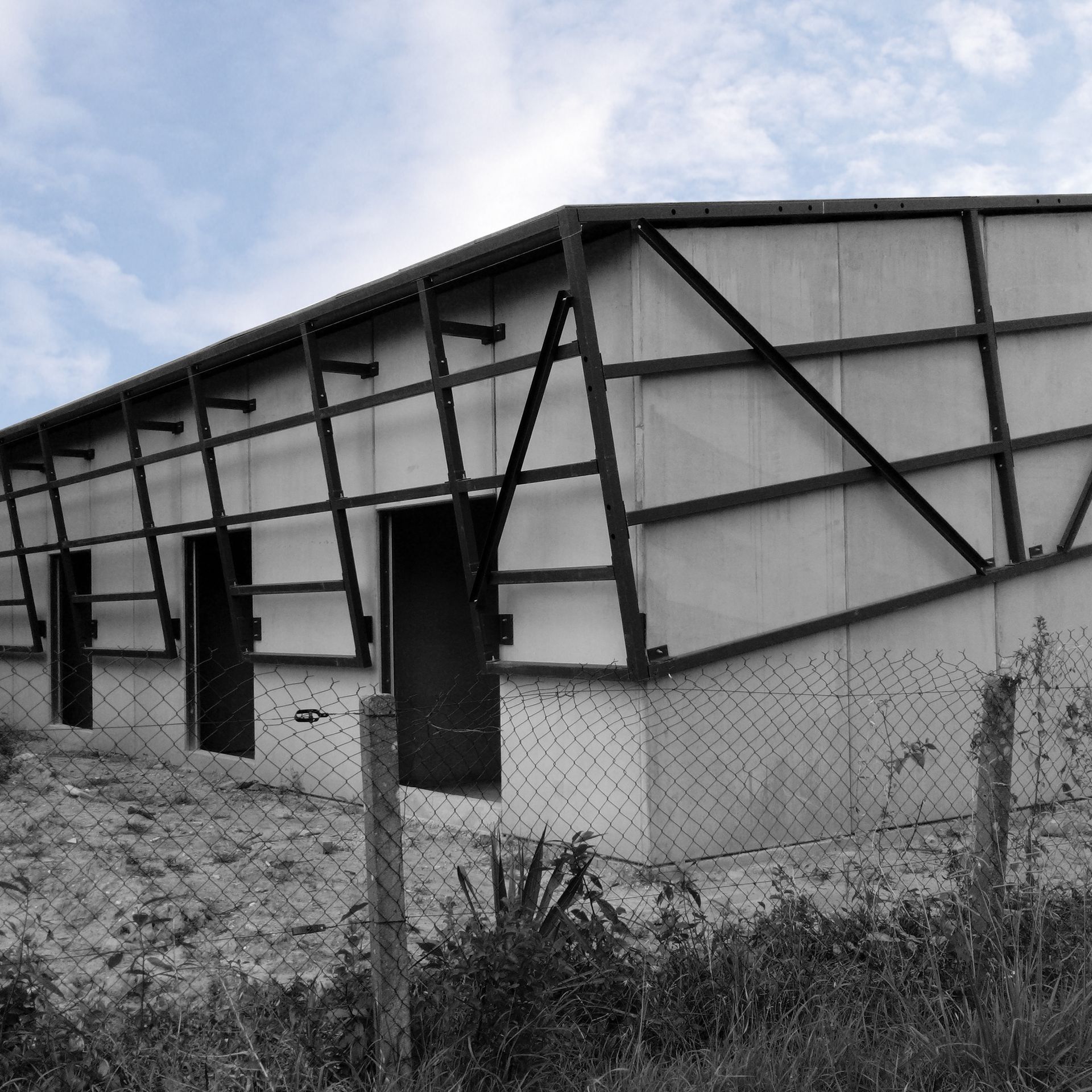 Ouvertures dans un bâtiment en ciment et en fer