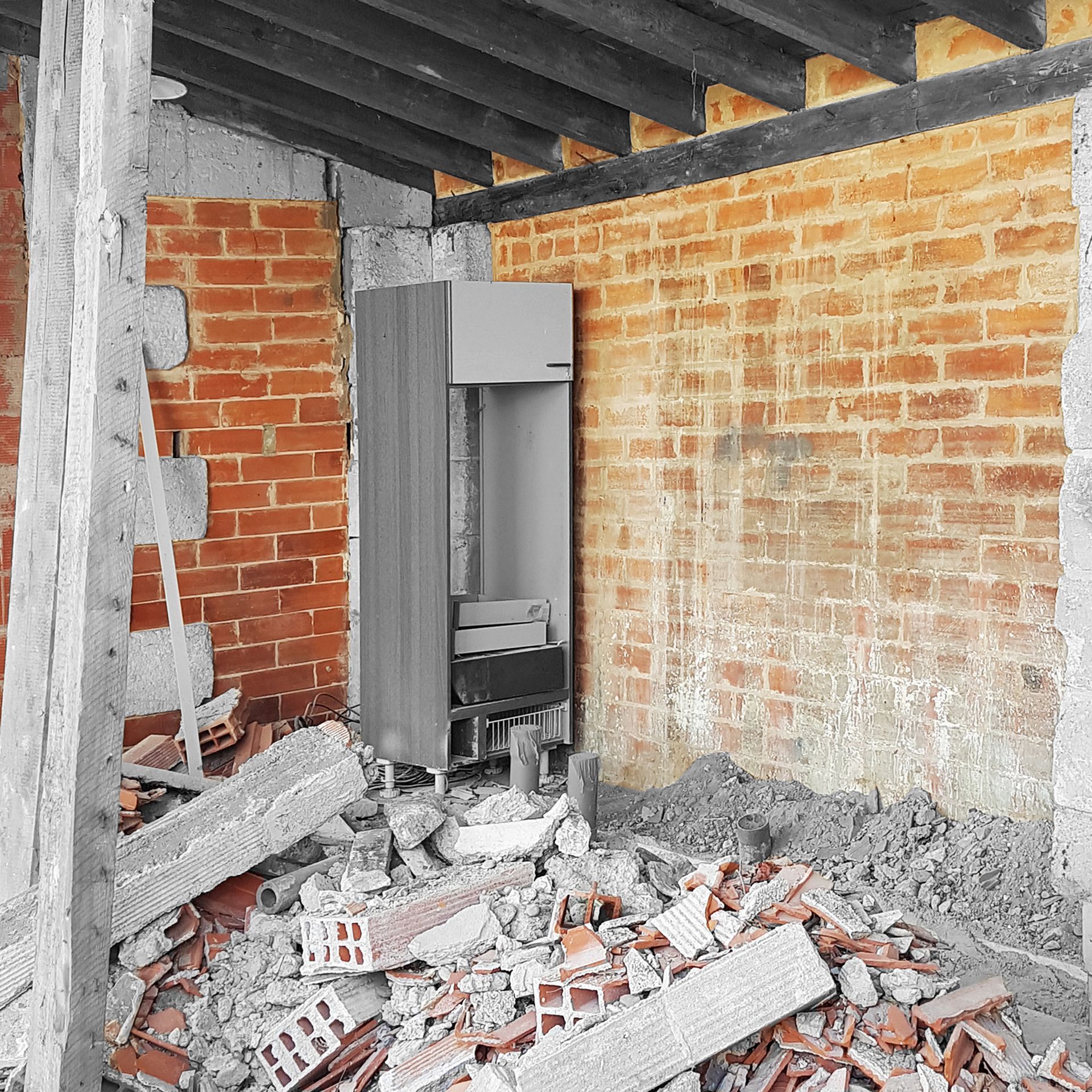 Travaux intérieurs d'un mur de briques rouges