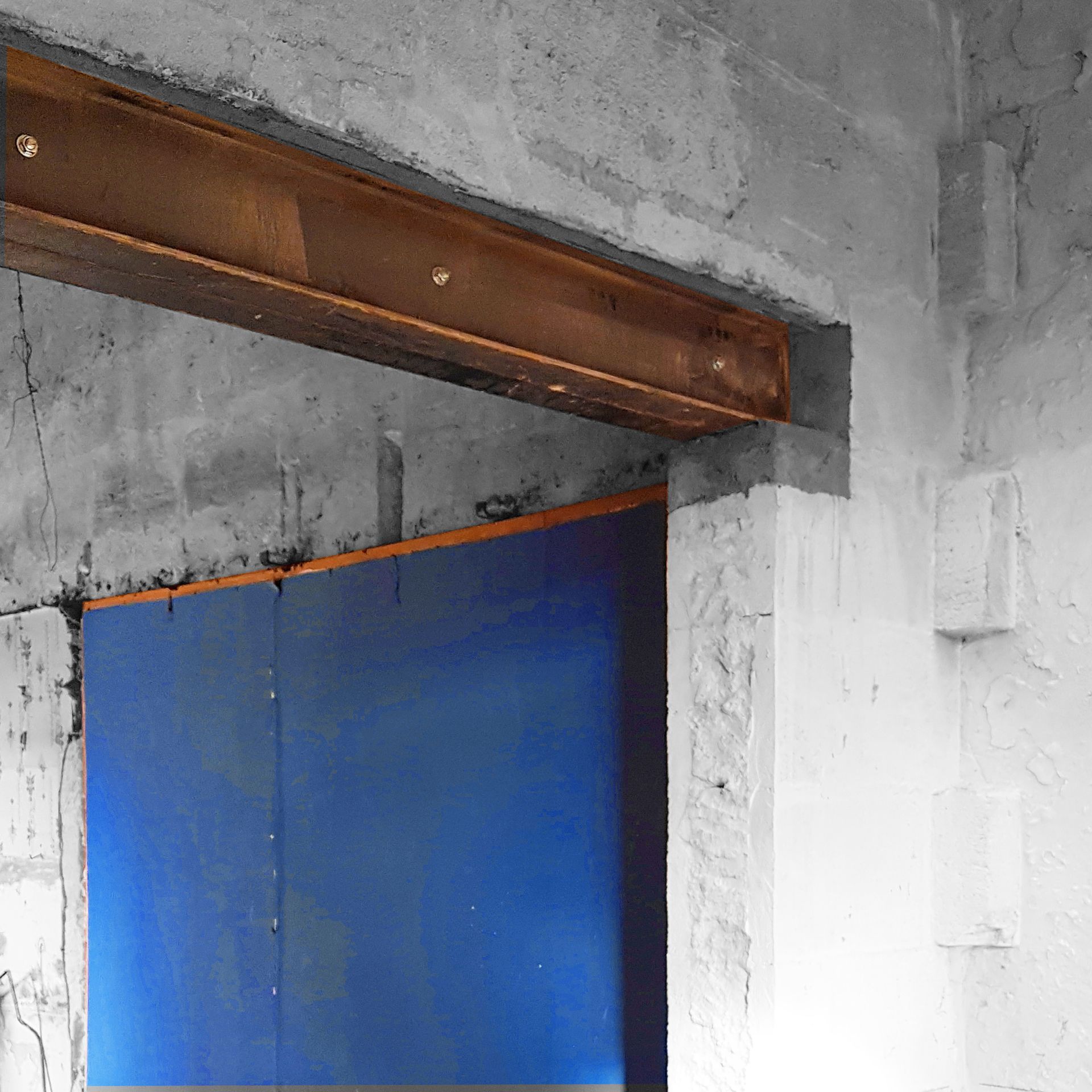 Charpente en bois qui ressort