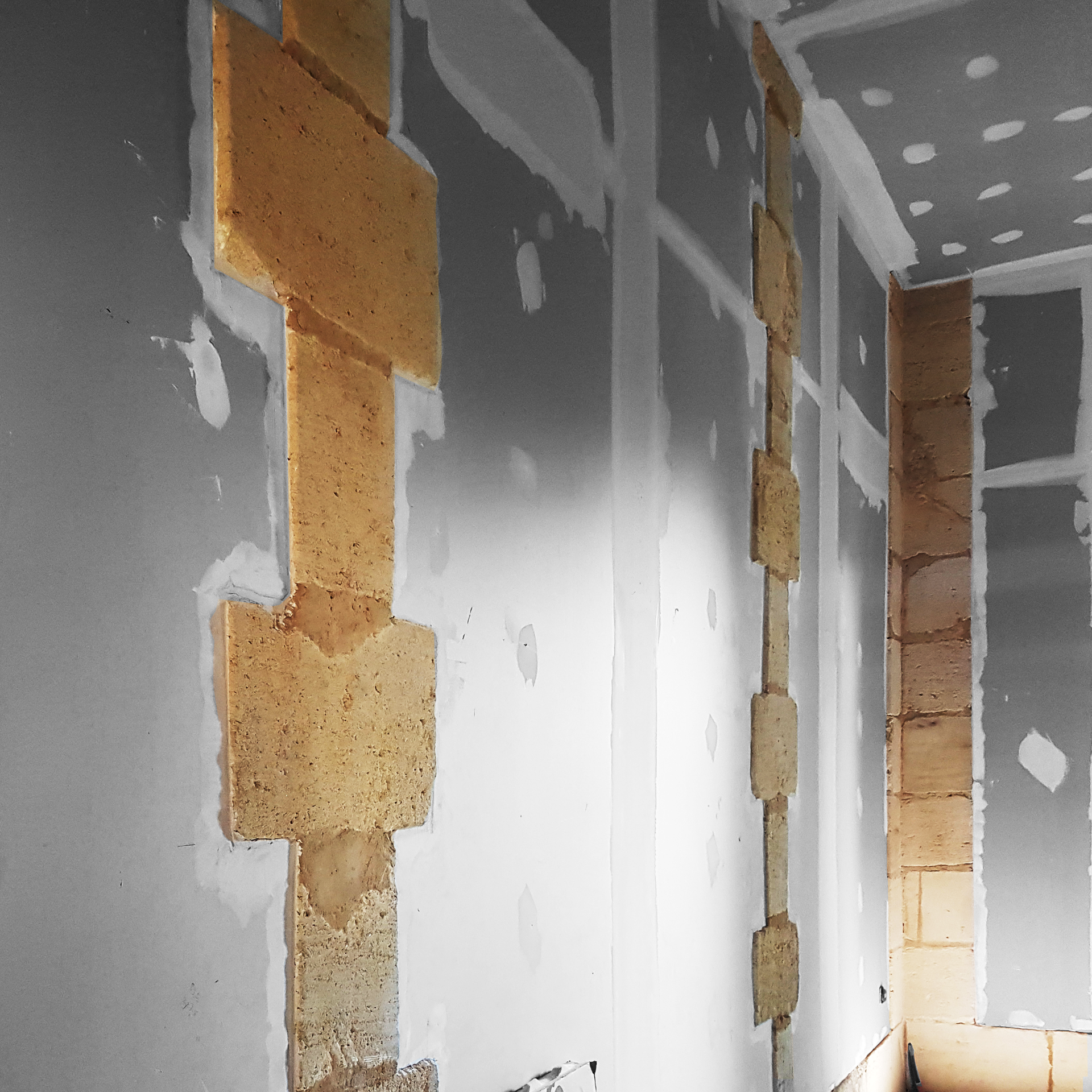 Bloc de pierre orange sur plaque de placo fris