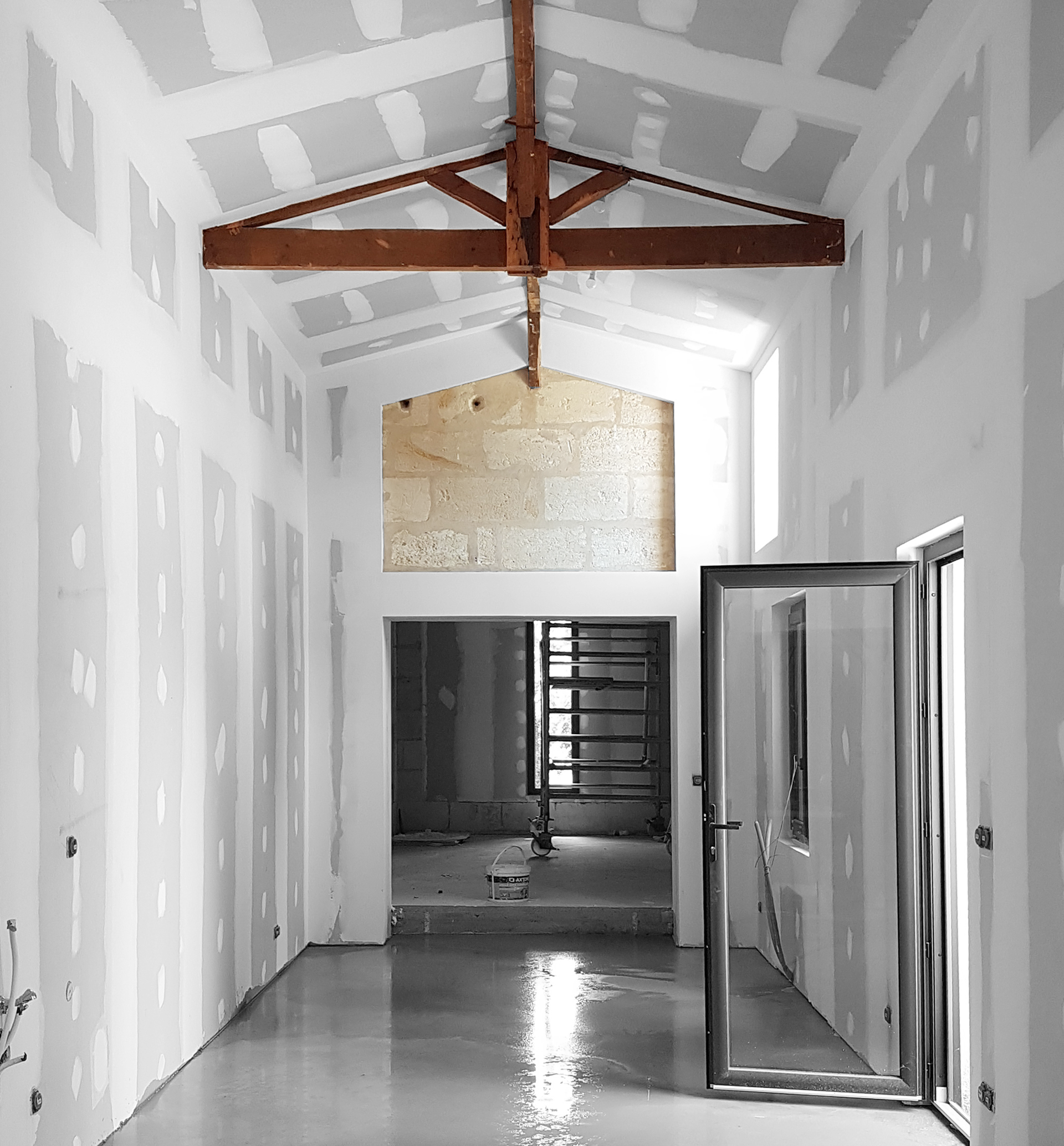 Pierre apparente au-dessus d'une ouverture