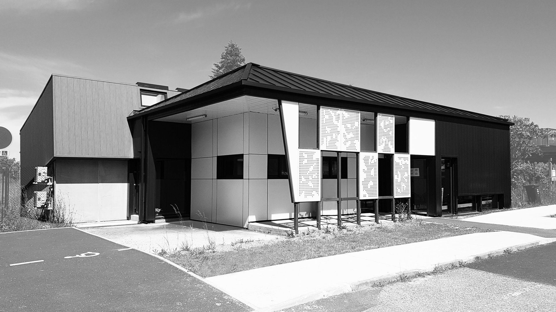 Bâtiment avec plaque blanche pour créer une terrasse