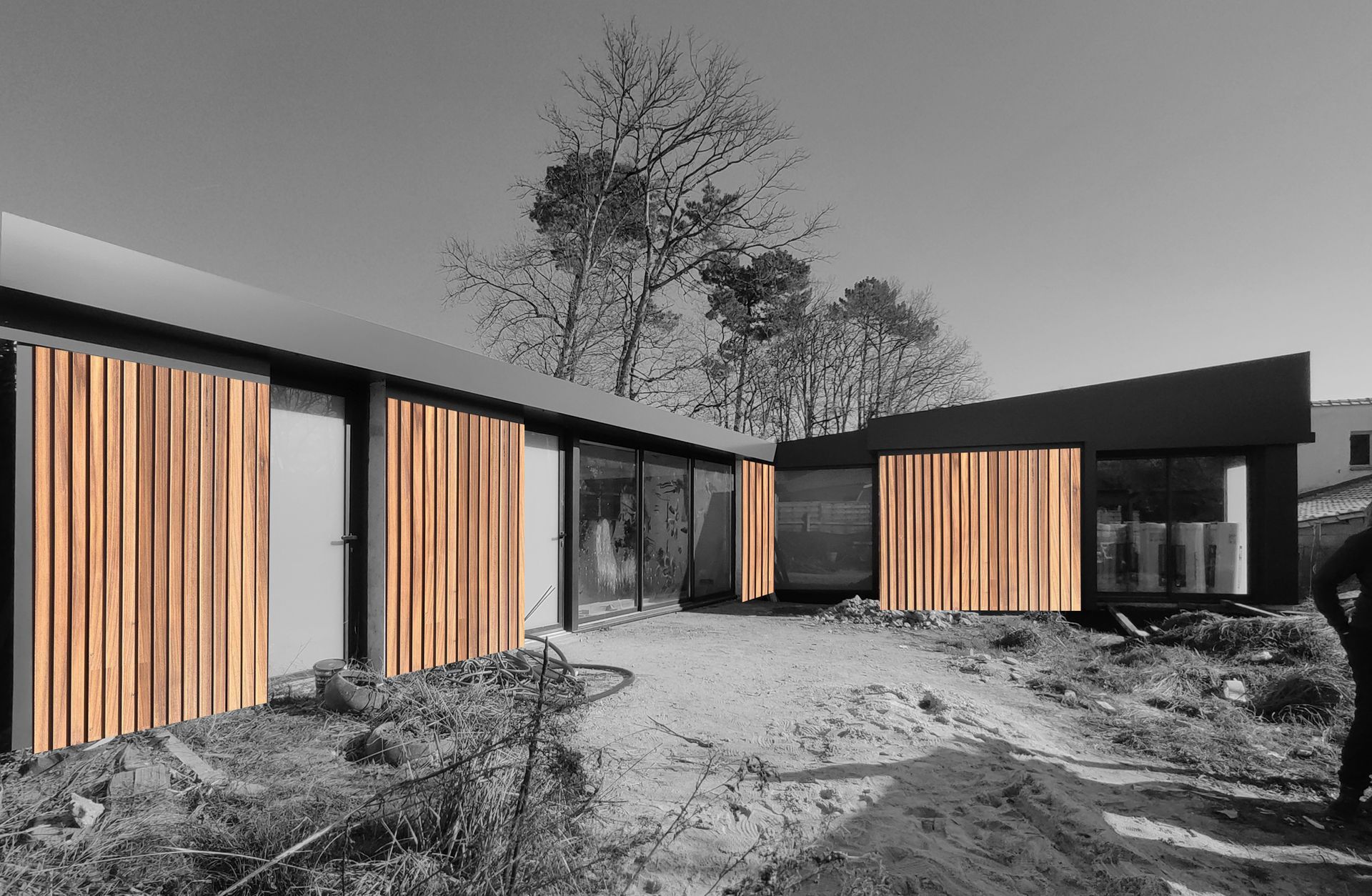 Photo noir et blanc d'une maison avec bardage en bois clair