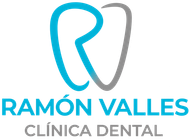 Logotipo de Ramón Valles Clínica Dental en azul y gris con un icono con forma de diente