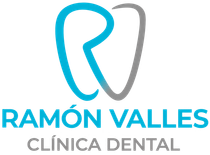 Logotipo de Ramón Valles Clínica Dental en azul y gris con un icono con forma de diente