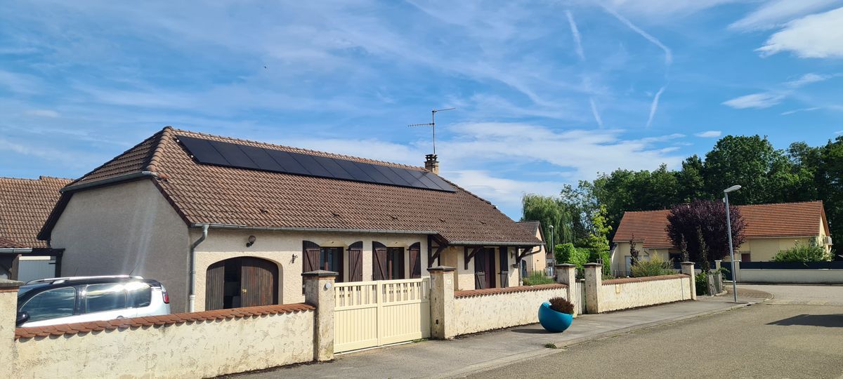 Panneaux photovoltaïquessur le toit d'une grande maison, vue de la rue